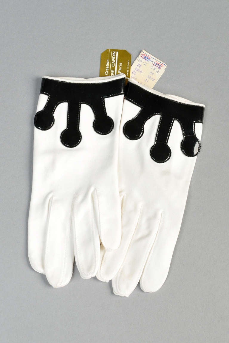 Insanely amazing NOS vintage 1960s gloves by Pierre Cardin. Fantastic 2-tone space age design. White gloves with applied vinyl details. Unworn with original Pierre Cardin hangtags. Marked size 7.

MEASUREMENTS
Length:	7.5