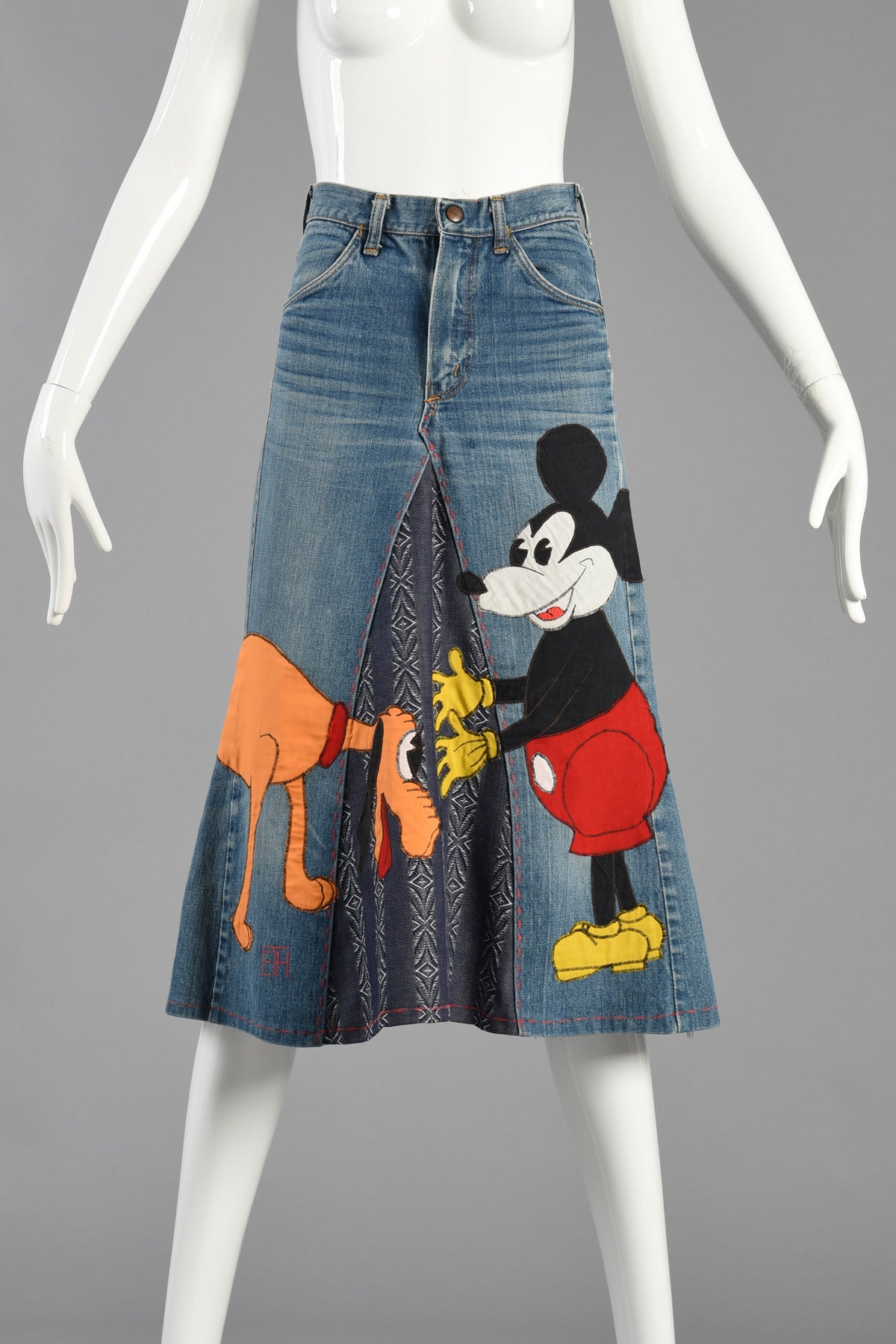 Incredible hand made 1960s Mickey Mouse and Pluto denim skirt by the world famous Serendipity 3 line out of New York City. 

Of course everyone knows the iconic restaurant with their famous frozen peanut butter hot chocolate but what’s lesser