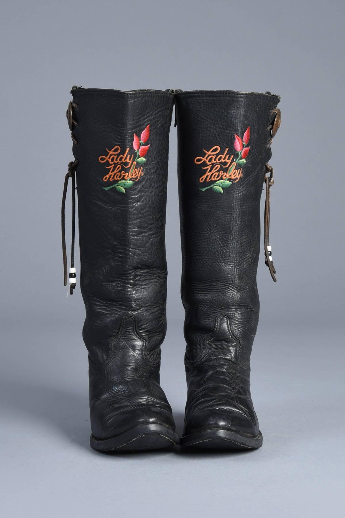 Seriously insane vintage Harley Davidson leather motorcycle boots. Such an amazing piece for the motorcycle riding mama in all of us. Black perfectly worn knee-high boots with pointed toe and cuban heel. The boots feature corseted sides with copper