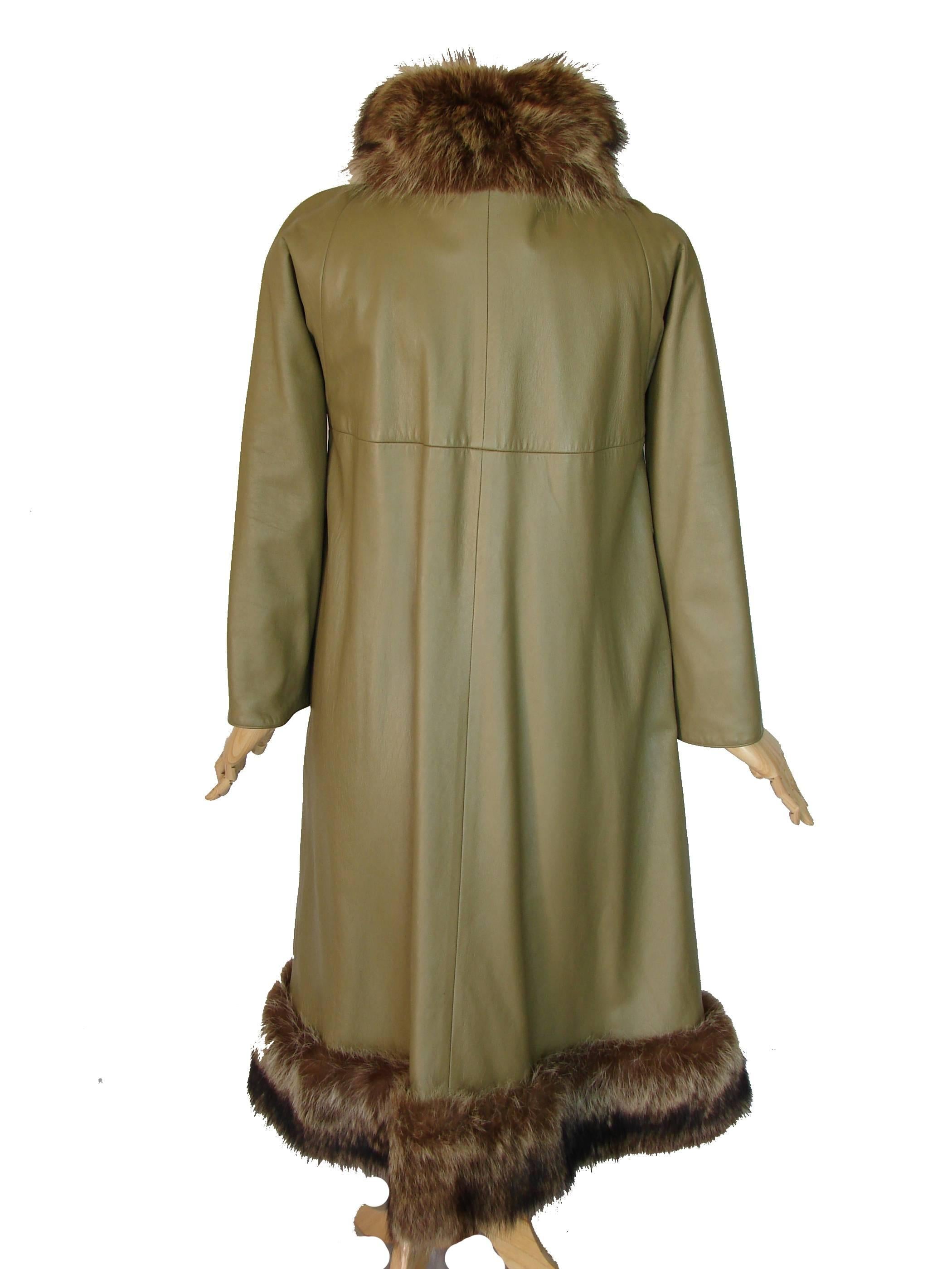 Bonnie Cashin for Sills Leather Swing Coat with Raccoon Fur Trim 1960s Sz M In Excellent Condition In Port Saint Lucie, FL