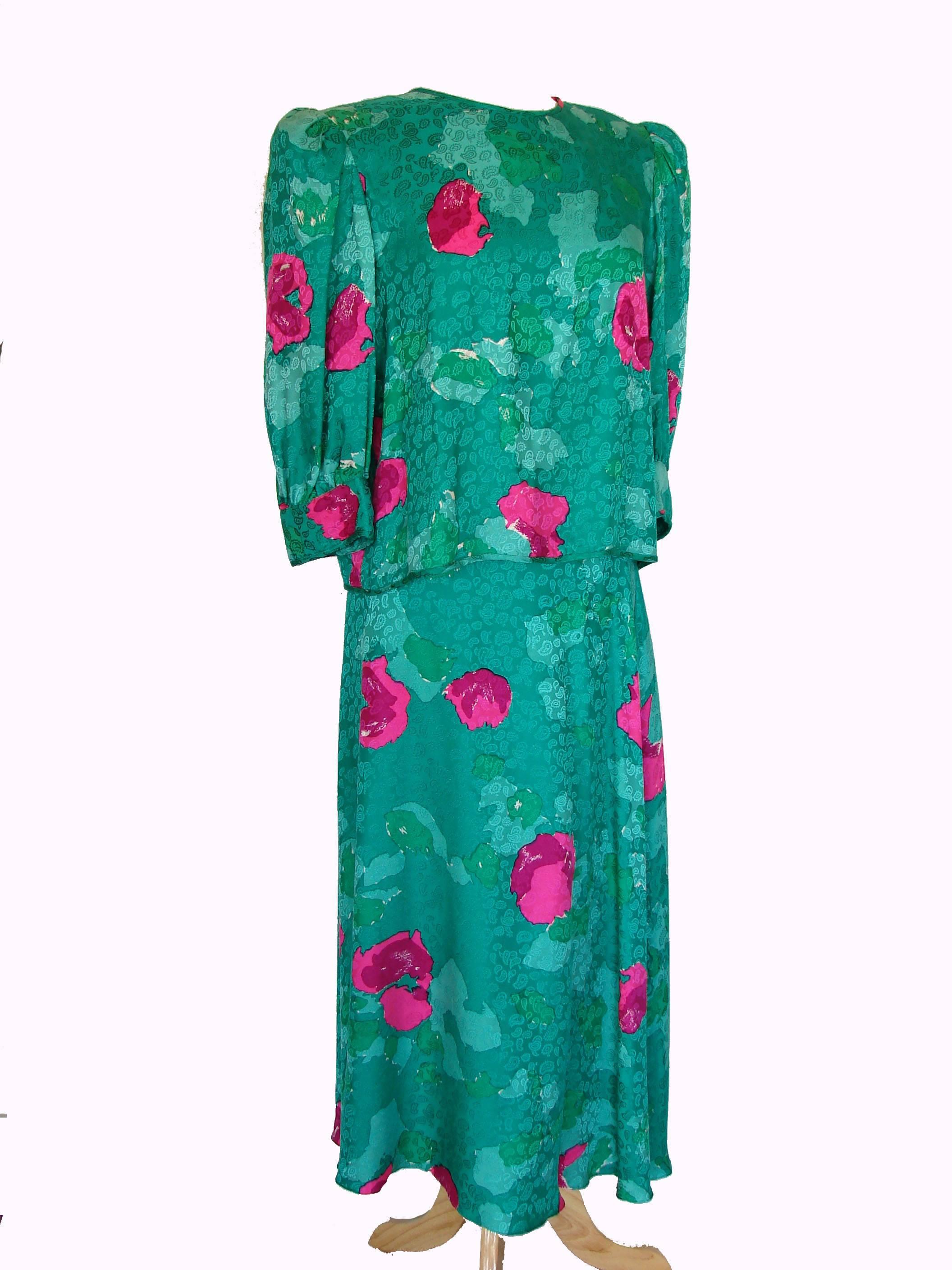 Flora Kung 2pc Emerald + Pink Silk Floral Blouse + Skirt Ensemble Size 8 1980s In Good Condition In Port Saint Lucie, FL