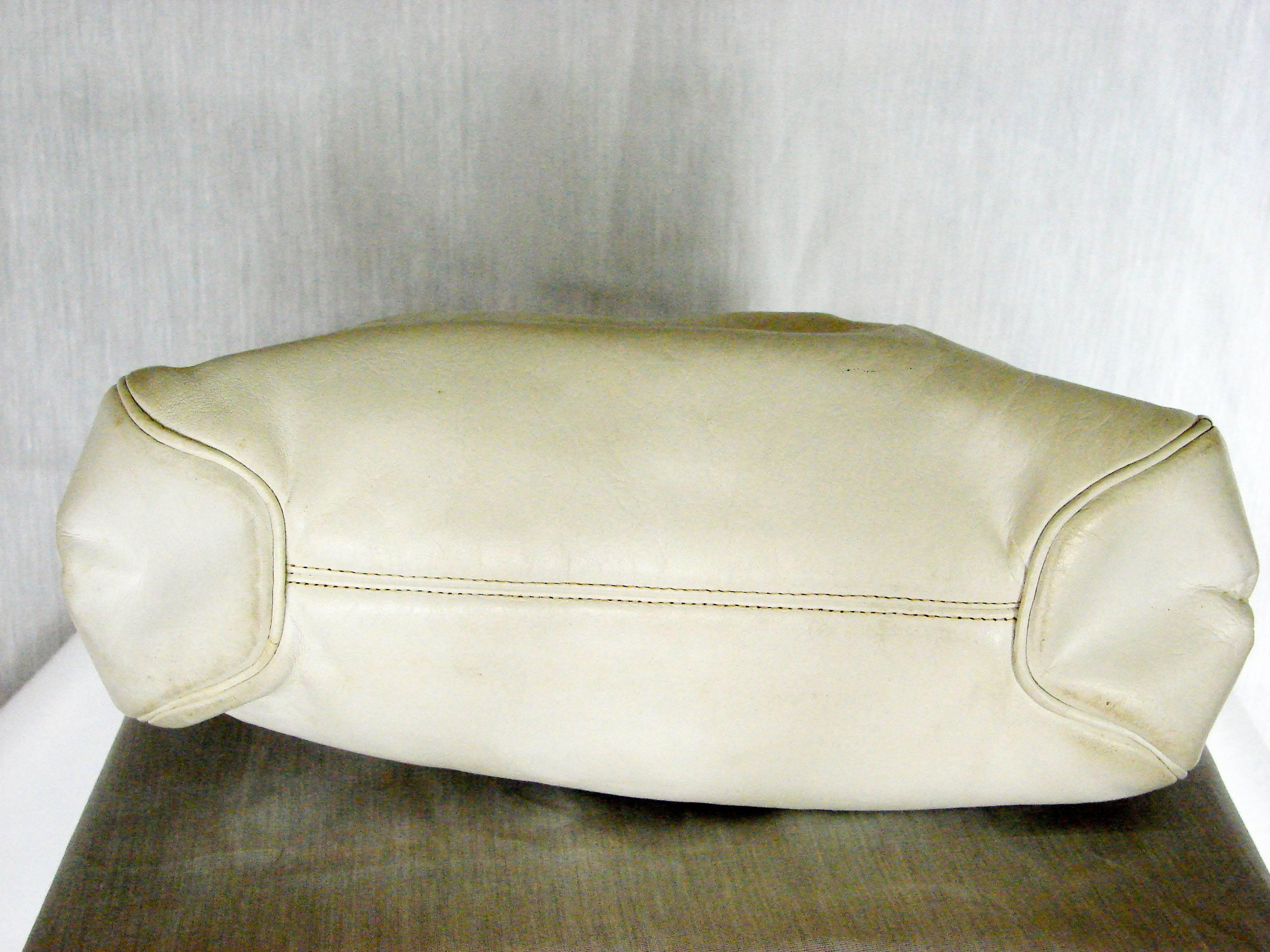 Morris Moskowitz White Leather Handbag with Hinged Lucite Handles 1960s  In Good Condition In Port Saint Lucie, FL