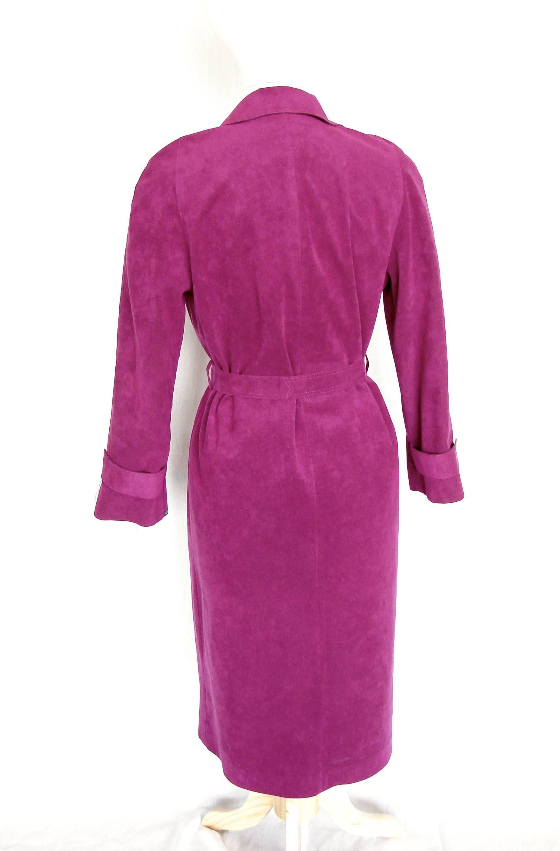 Lilli Ann Vibrant Magenta Ultrasuede Belted Trench Coat Size M 1970s In Excellent Condition In Port Saint Lucie, FL