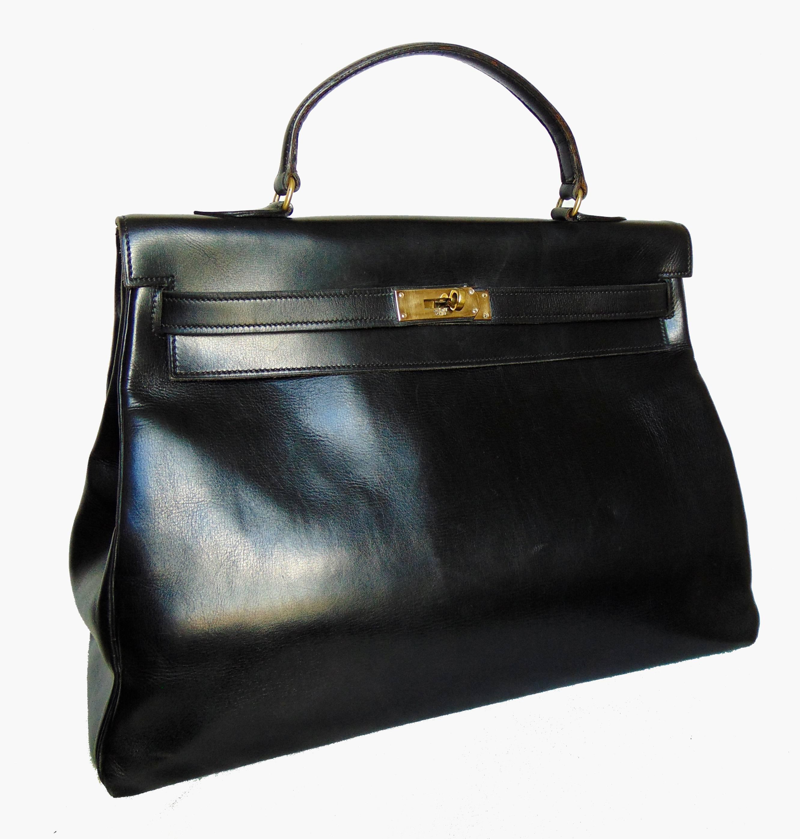 Ce rare sac à main de 35 cm a été créé par Hermès en 1947.  Appelée à l'origine Sac a Depeches:: cette pièce a été fabriquée environ 10 ans avant que Grace Kelly ne porte le style que nous connaissons aujourd'hui sous le nom de sac 