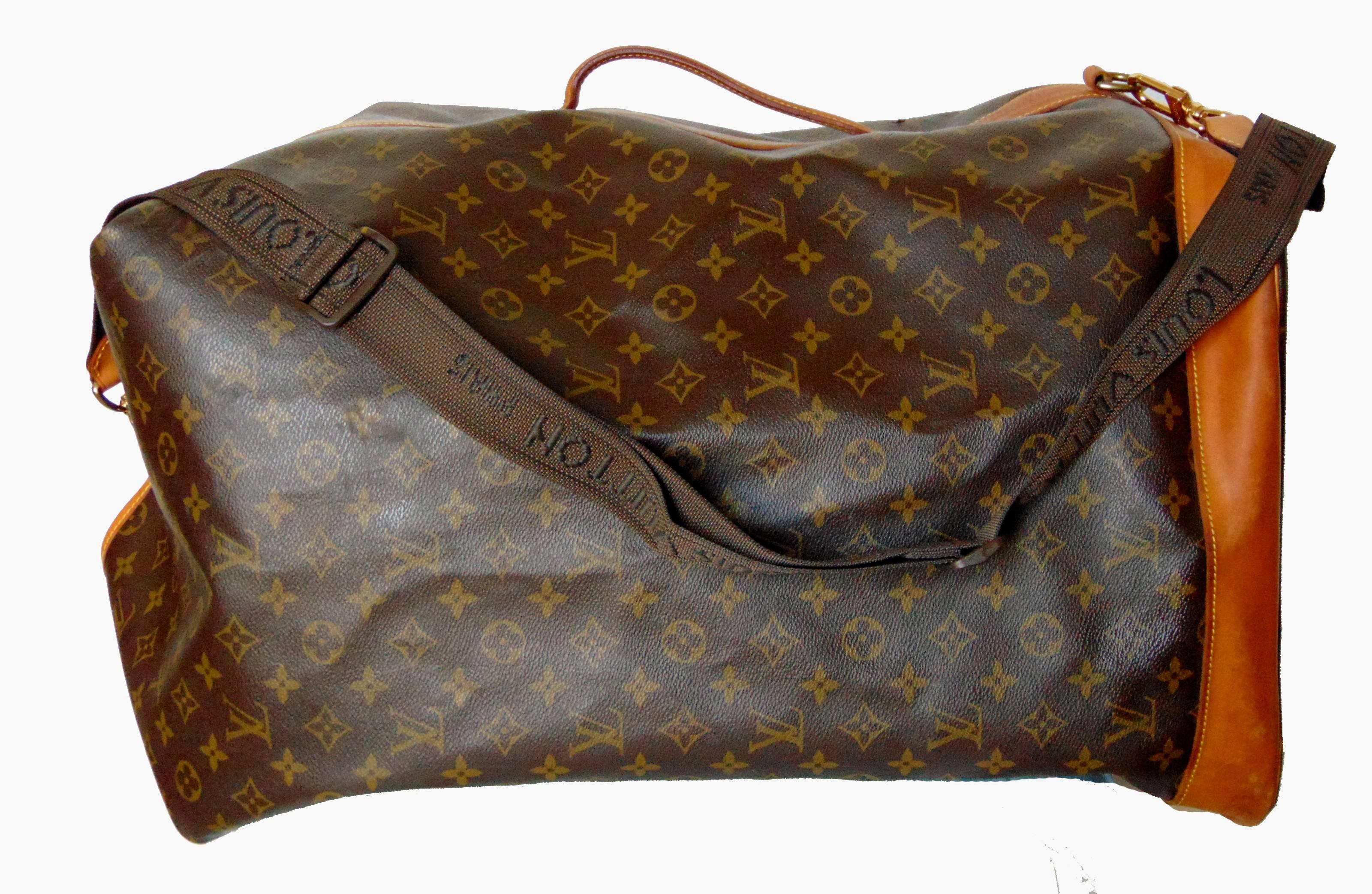 Travel in style with this incredible Louis Vuitton monogram Sac Marin GM. This vintage travel bag was created in 1990 by Louis Vuitton.  In very good condition for its 17+ years of age, we note wear and rubs to the vachetta leather trim, most