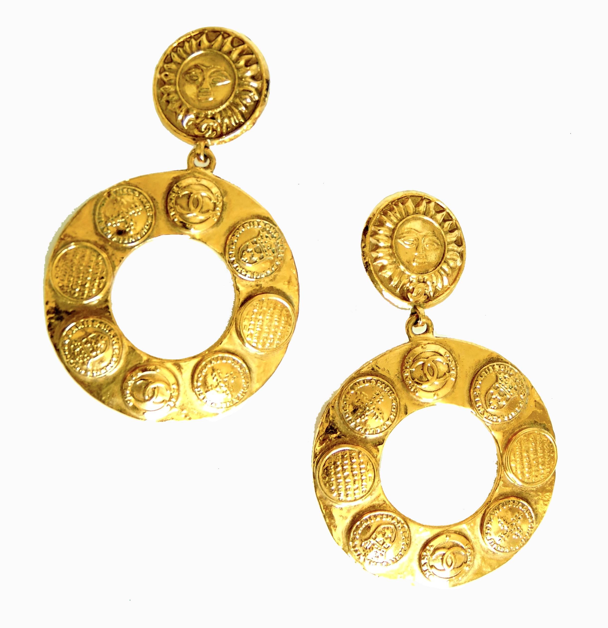 Chanel Large Gold Hoop Earrings 3.5in Sun Motif CC Medallions Season 28 + Box 90 Excellent état à Port Saint Lucie, FL