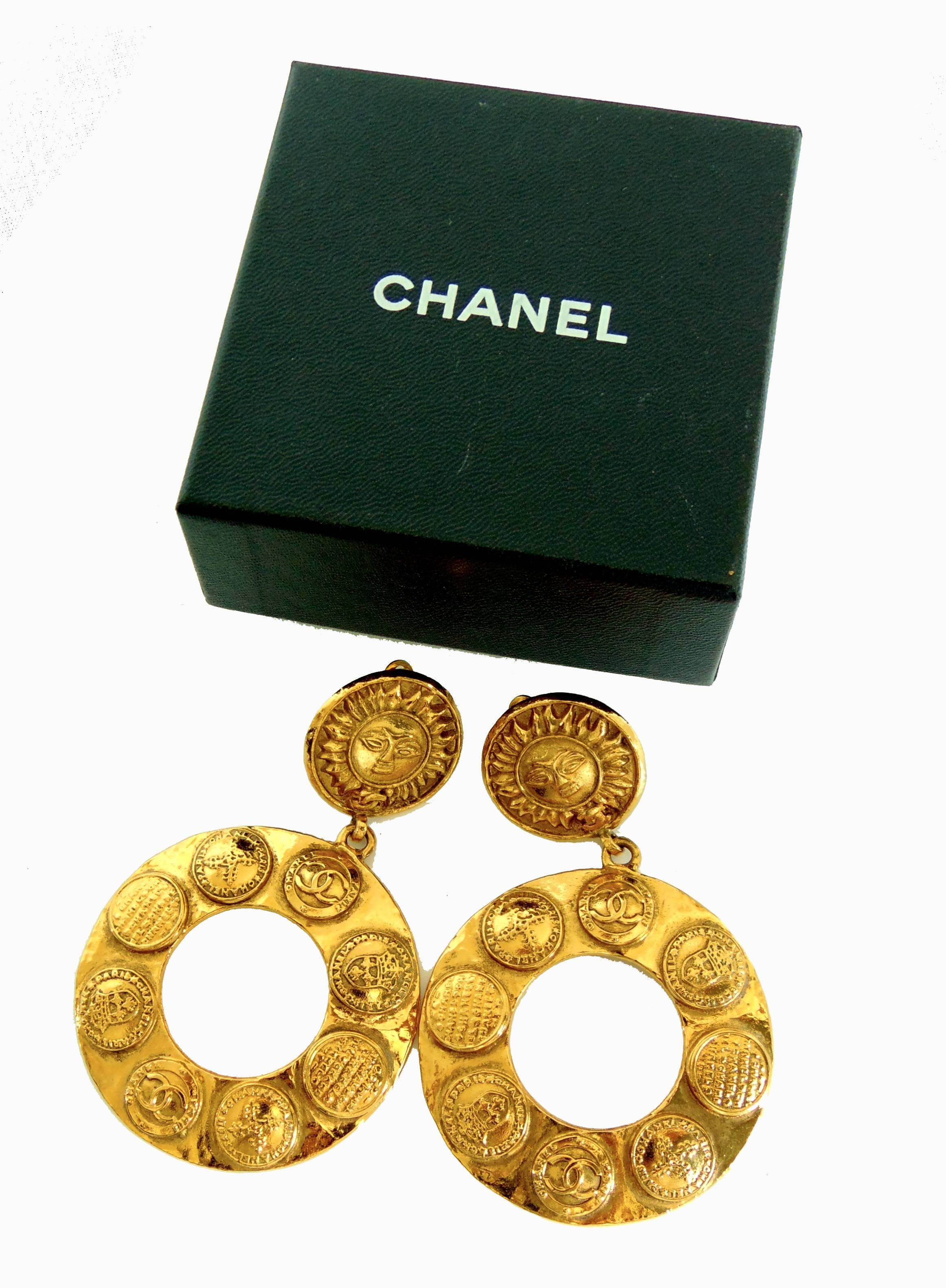  Chanel Large Gold Hoop Earrings 3.5in Sun Motif CC Medallions Season 28 + Box 90 Pour femmes 