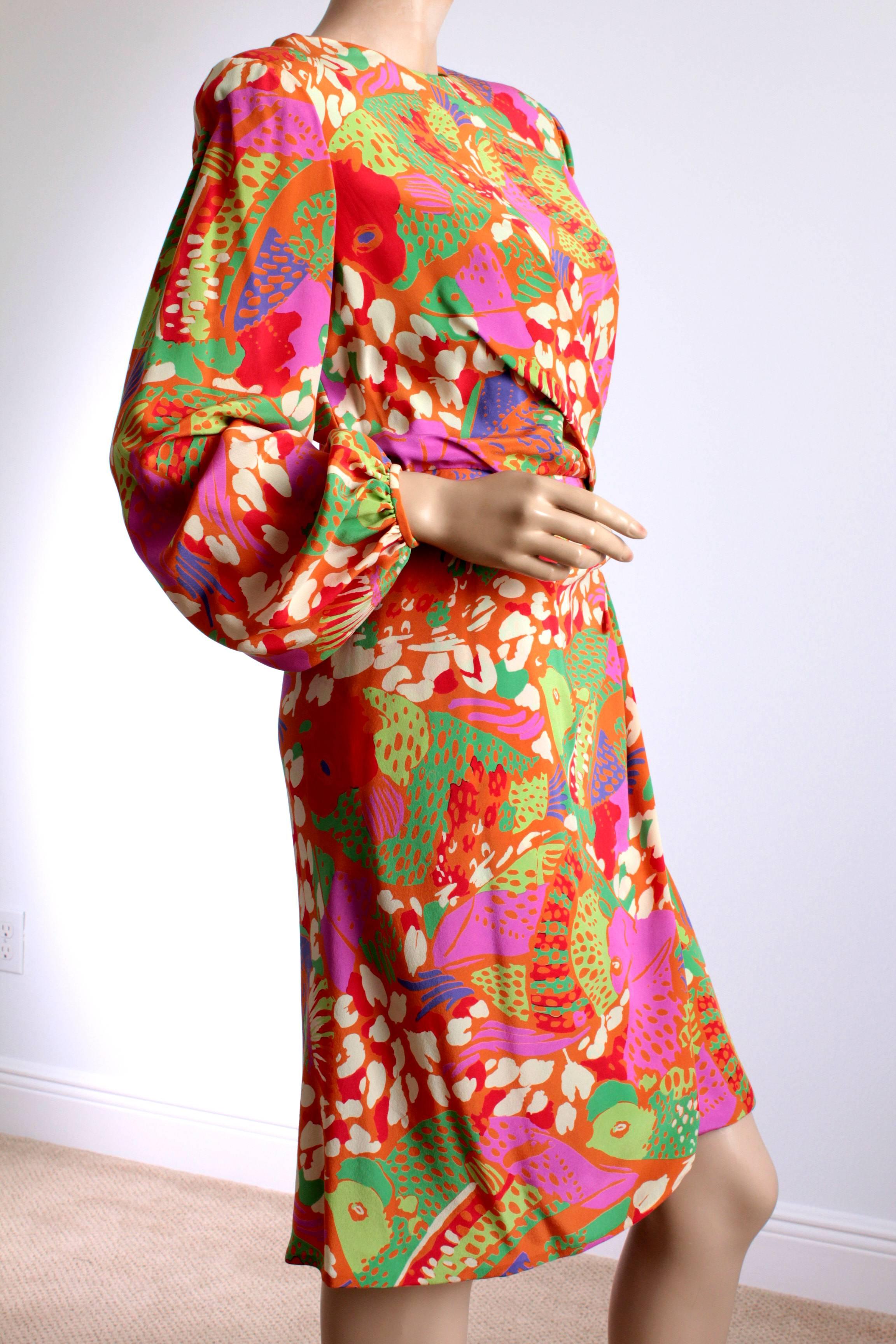 Bill Blass Floral Silk Dress Bishop Sleeves Abstract Print 1980s Sz 10 In Excellent Condition In Port Saint Lucie, FL