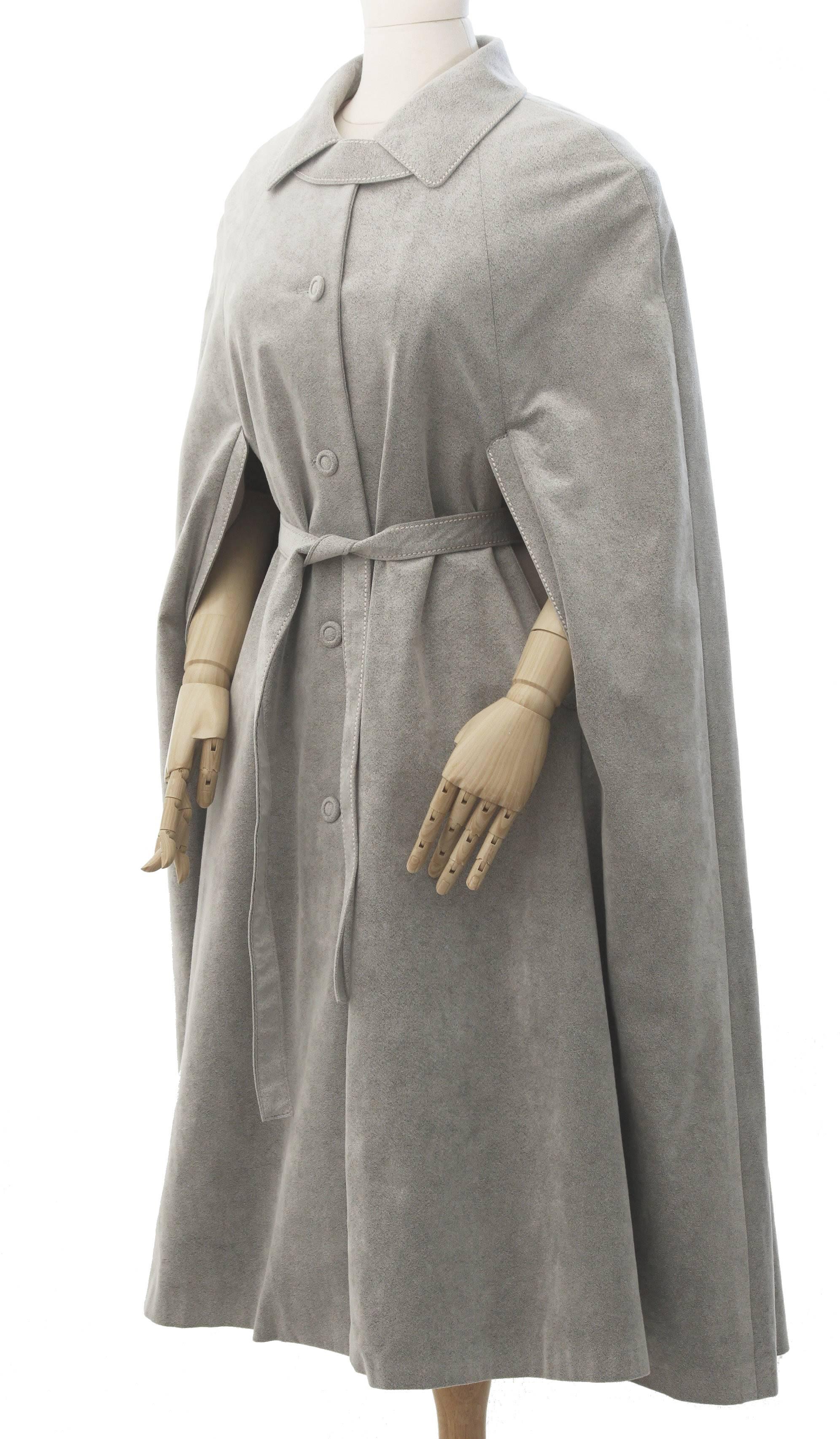 Unusual Long Belted Cape Coat Gray Alcantara by Collection Philip of Sweden 14 In Excellent Condition In Port Saint Lucie, FL