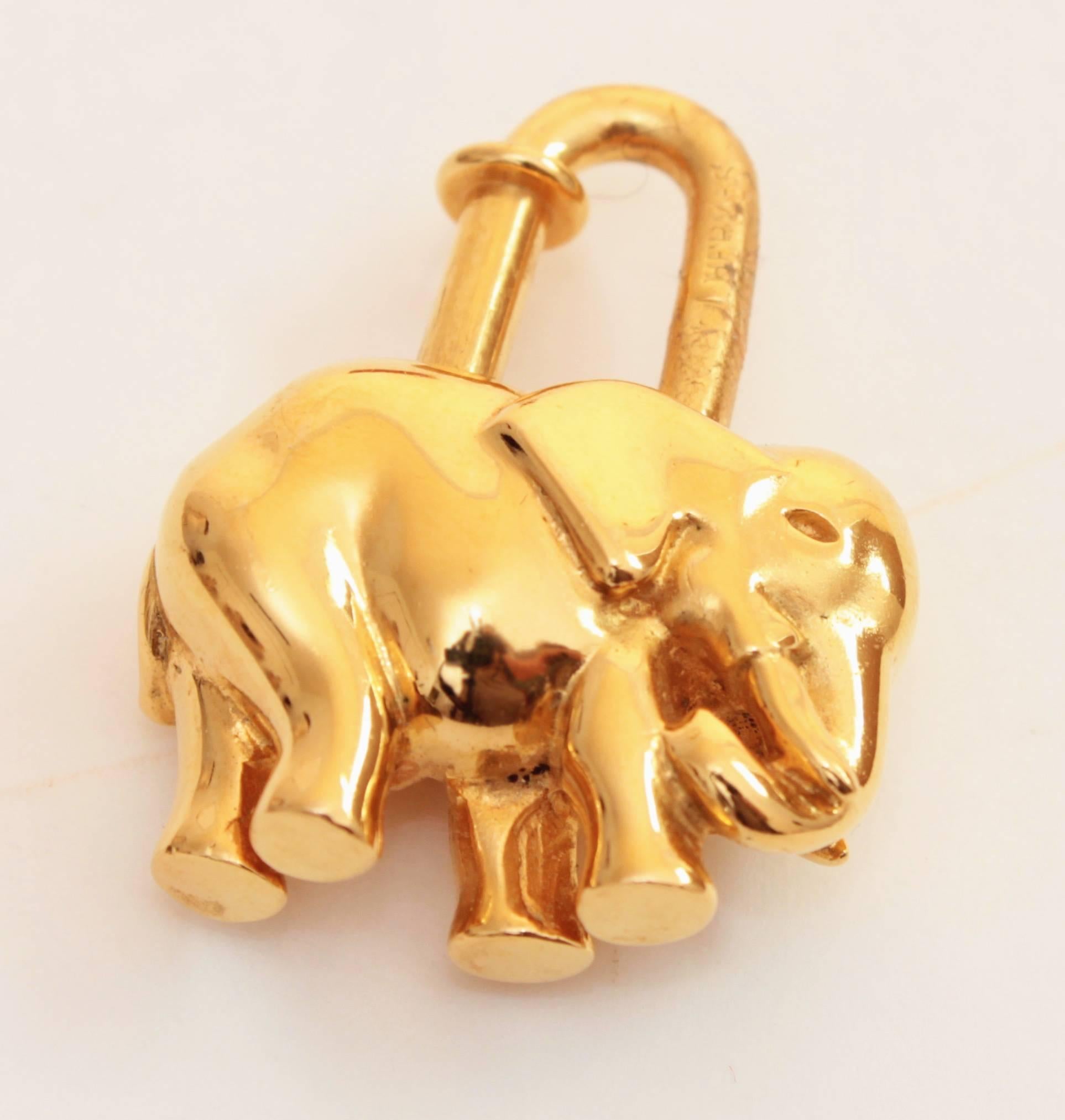 Seltene Hermes Elefant Cadena Charm Schloss vergoldet 1988 + Box im Zustand „Gut“ in Port Saint Lucie, FL
