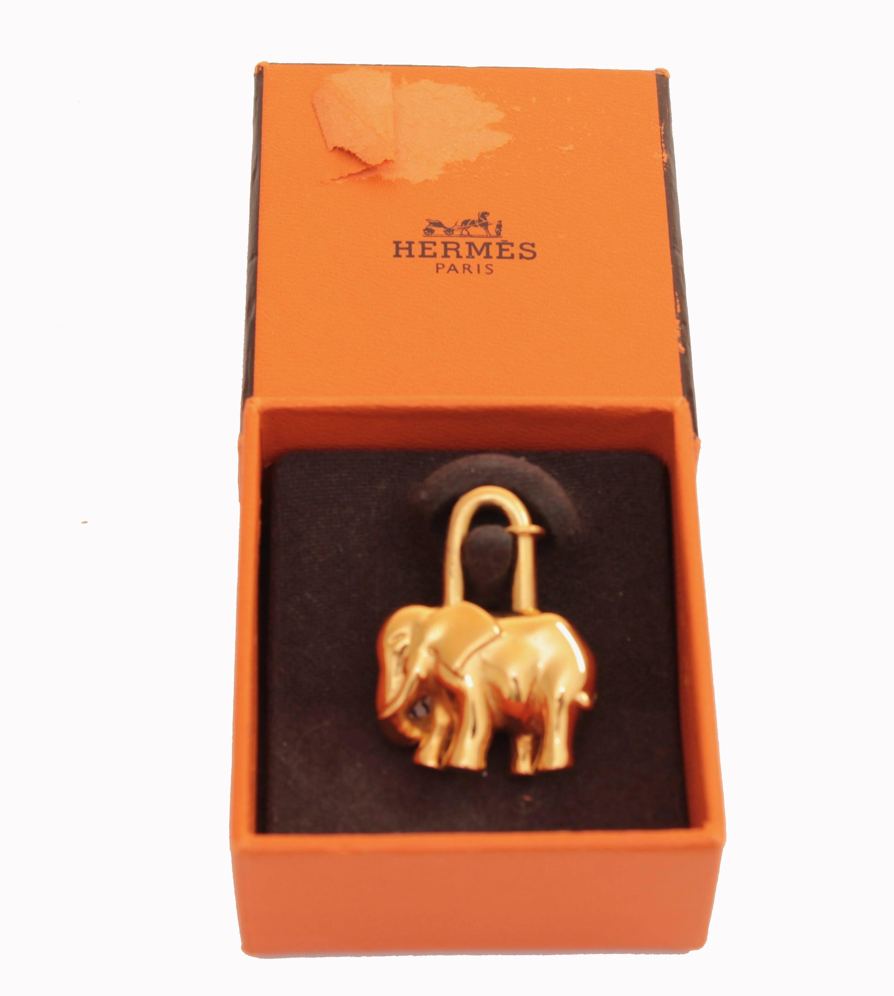 Dieses vergoldete Schloss mit Elefantenkadena-Charme wurde 1988 von Hermes Paris hergestellt.  Perfekt als Anhänger oder an Ihrer Lieblingshandtasche zu tragen.  Der Zustand ist gut:: aber die Vergoldung weist Kratzer auf:: vor allem am