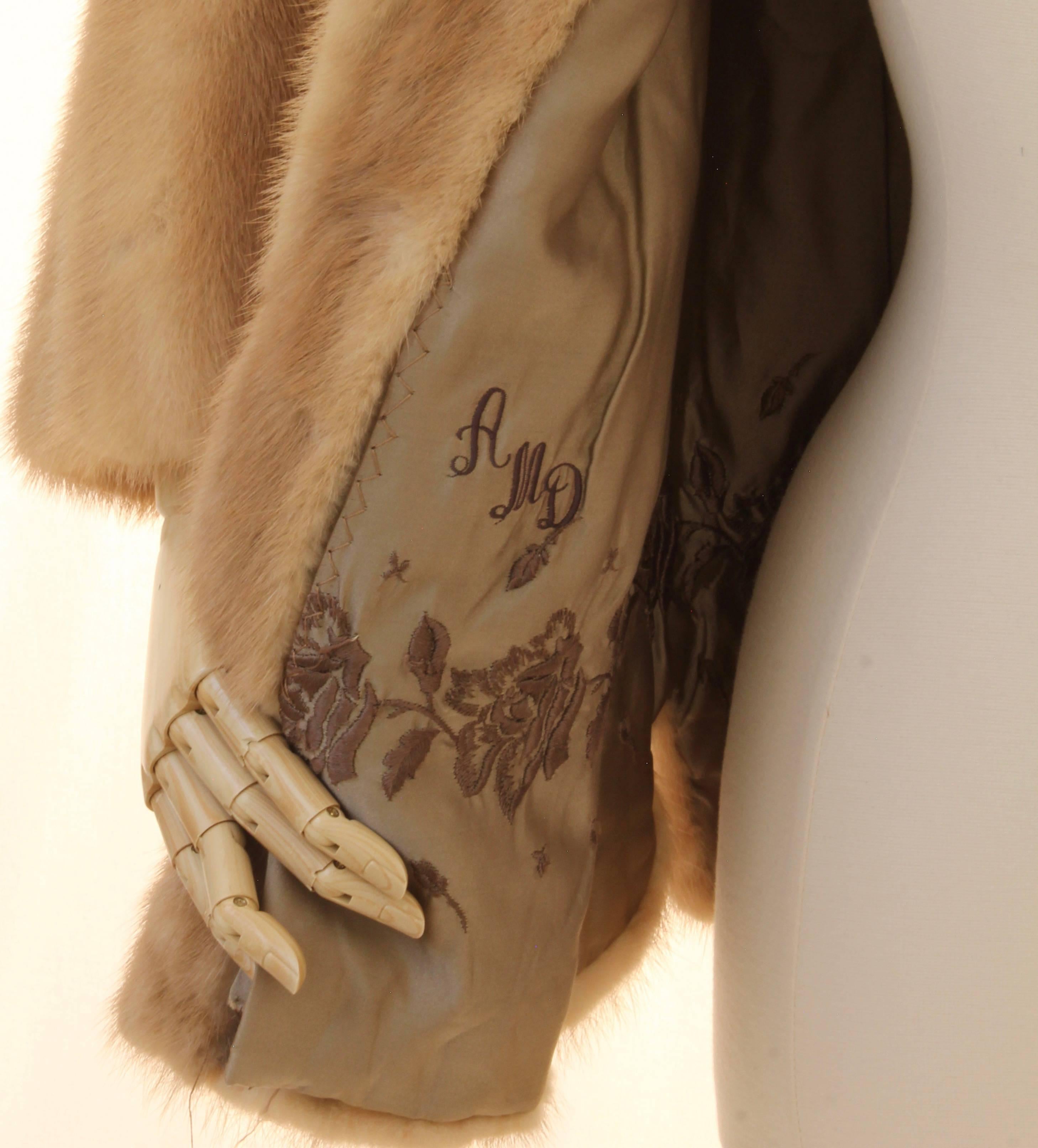 Flemington Furs NJ Blonde Mink Jacket with Stand Up Collar, circa 1960s  In Good Condition In Port Saint Lucie, FL