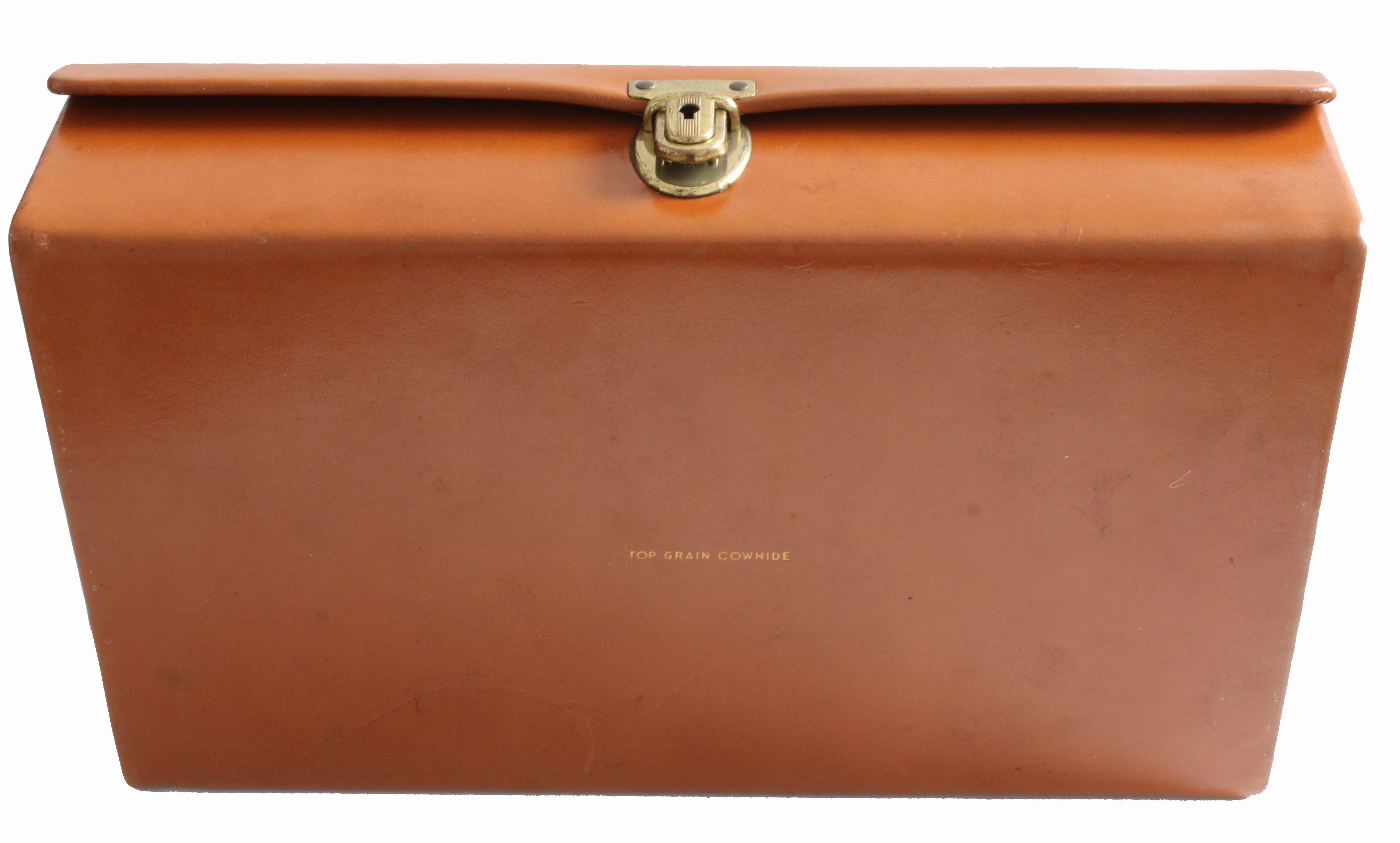 Saddle Leather Jewelry Box Dresser Valet Travel Case with Lock and Key, 1970s In Good Condition In Port Saint Lucie, FL