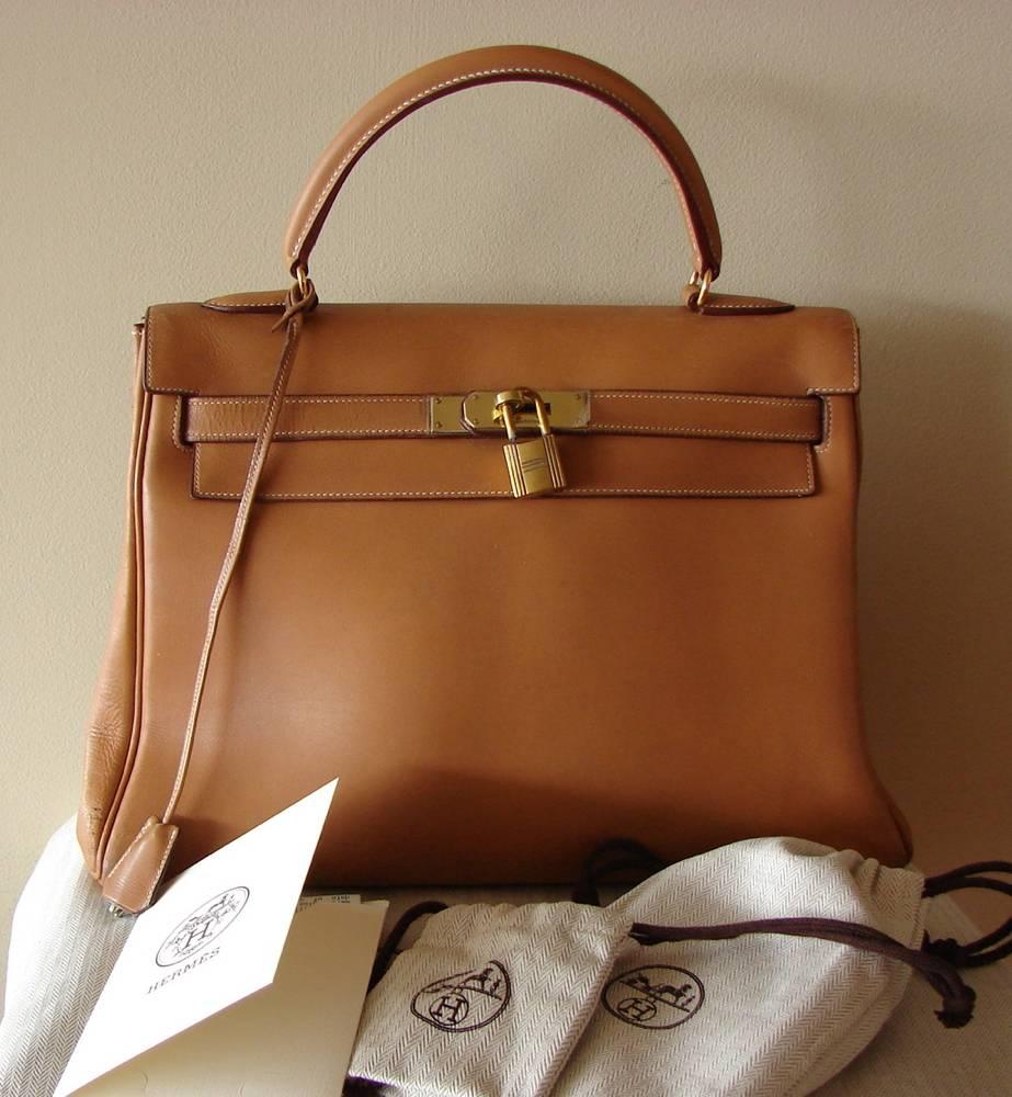 This fabulous 32cm Kelly bag was made by Hermes Paris for Bonwit Teller in 1968, long before Hermes had a boutique presence in the USA.  Made from gold box leather, this bag was refurbished by Hermes, where they replaced the original top handle and