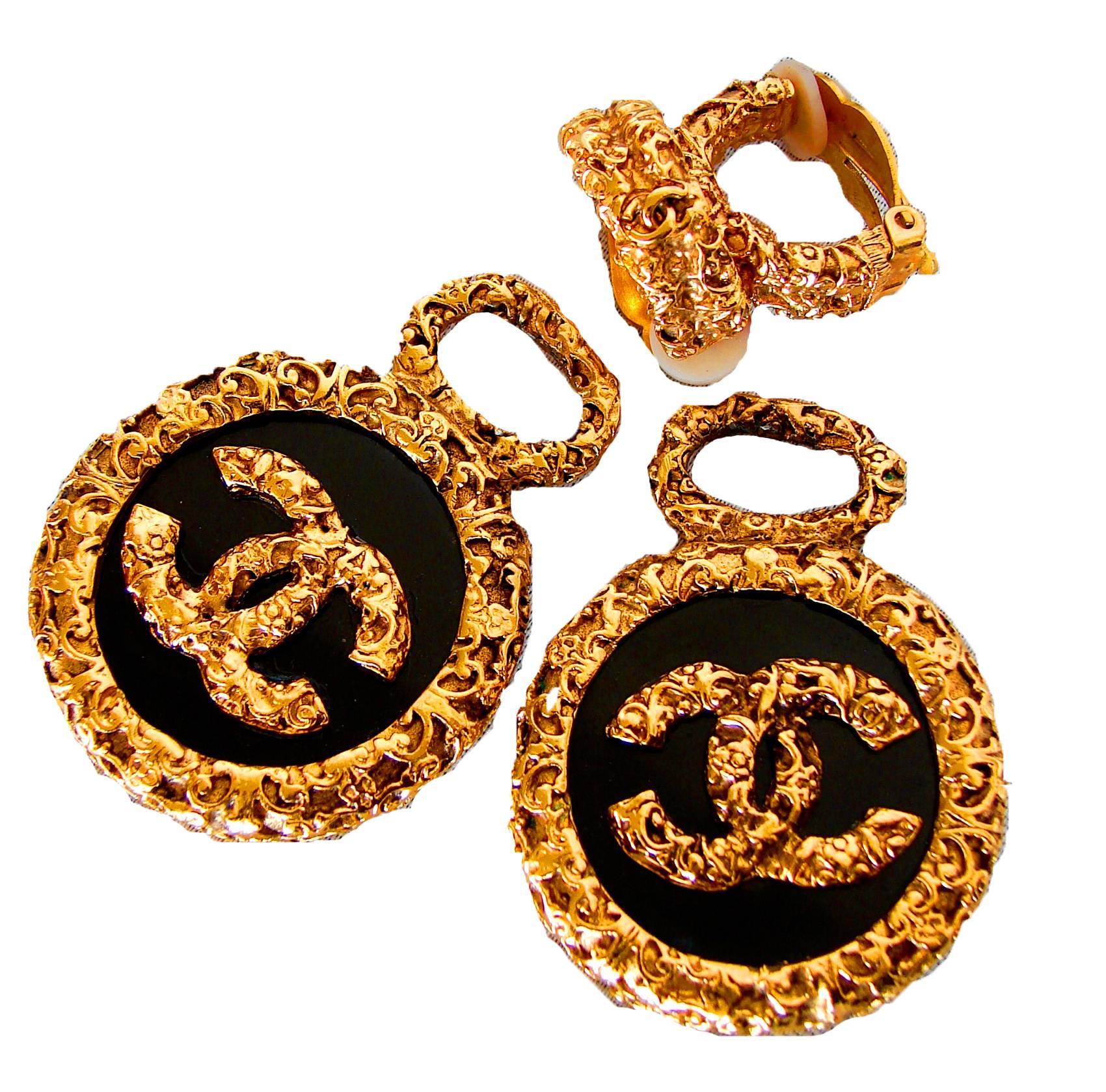 90s Chanel Baroque Medallion Earrings Gold Black CC Logo Dangle Clip with Box In Excellent Condition In Port Saint Lucie, FL