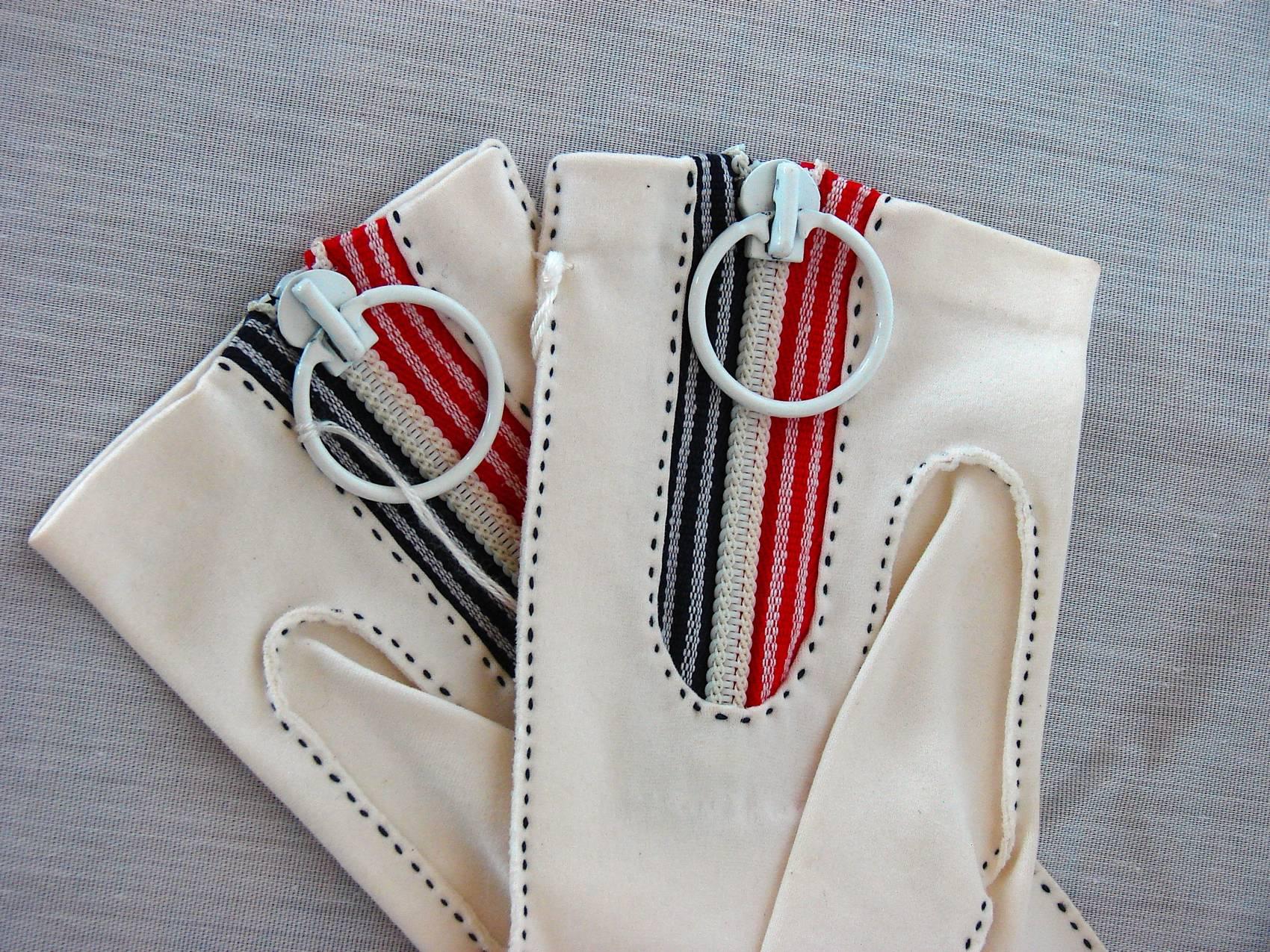Bonnie Cashin for Crescendoe Mod White Cotton Gloves Dead Stock with Tags 70s In New Condition In Port Saint Lucie, FL