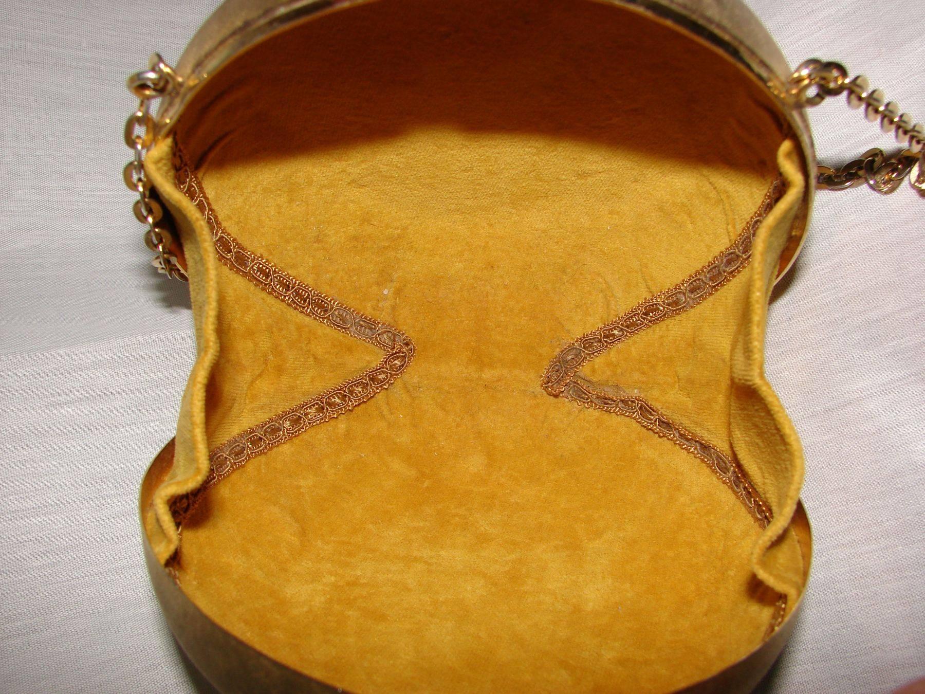 Splendid Gilt Metal Oval Shaped Evening Bag from Rosenfeld 1960s Made in Italy  In Excellent Condition In Port Saint Lucie, FL