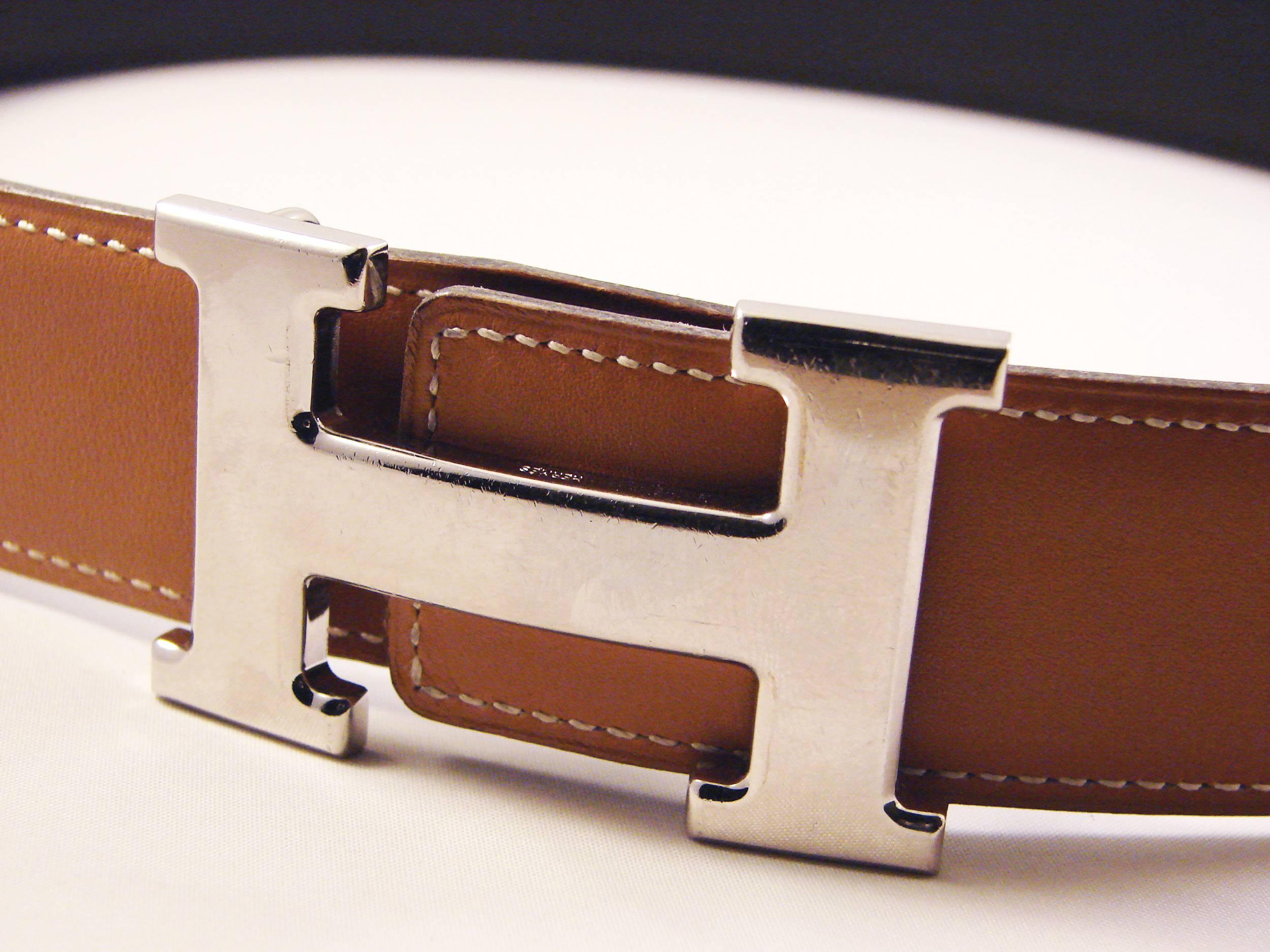 Iconic Hermes 'Constance' buckle in silver comes with a Vache leather belt strap thats reversible between Natural and Noir.  In very good condition, with minor surface scratches to the silver on the buckle and the strap shows some minor surface
