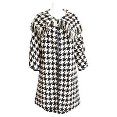 Bonnie Cashin Mantel und Rock Set Houndstooth Boucle Fransen 2pc Anzug Schal Kragen