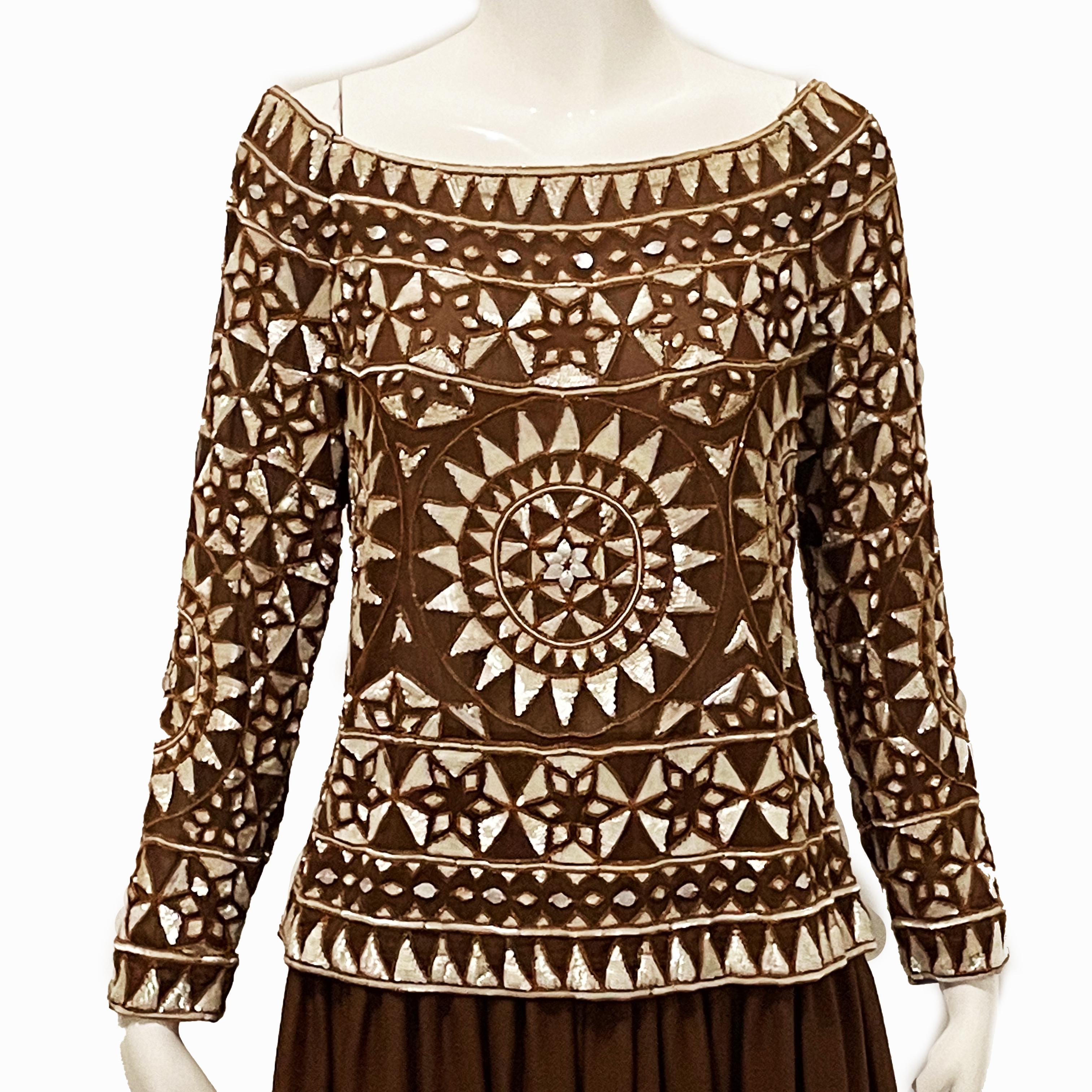Dieses unglaublich seltene zweiteilige Abendkleid wurde von Valentino für die Frühjahr/Sommer-Kollektion 1989 angefertigt und auf Seite 204 des Buches Valentino, Thirty Years of Magic, das 1992 von Rizzoli veröffentlicht wurde,