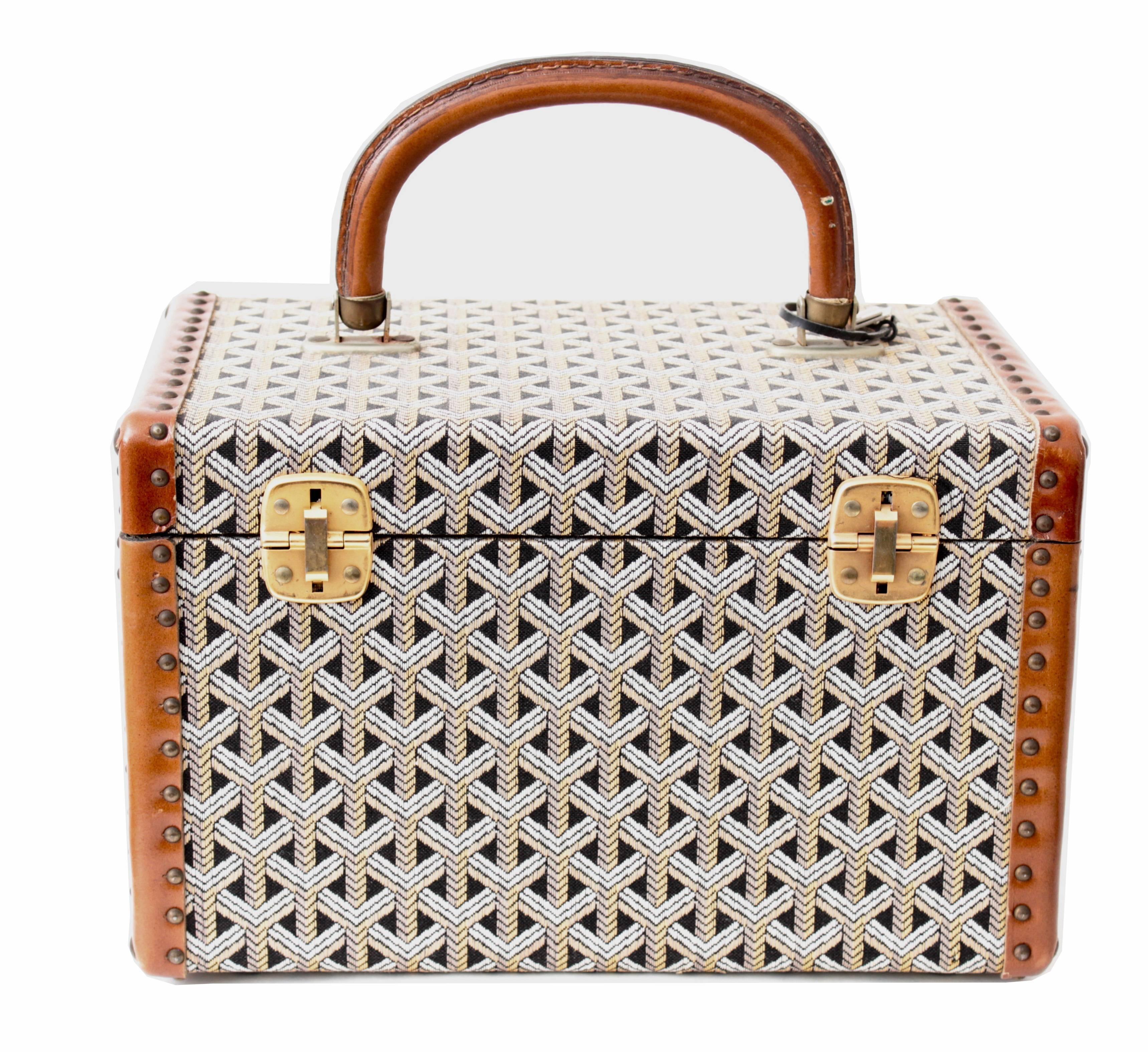 Travel in style with this extremely rare vintage vanity case or mini trunk made by Goyard, most likely made in the 1960s.  Made from their signature Goyardine fabric, it's fully-lined in silk fabric and features an open elasticized pocket, a