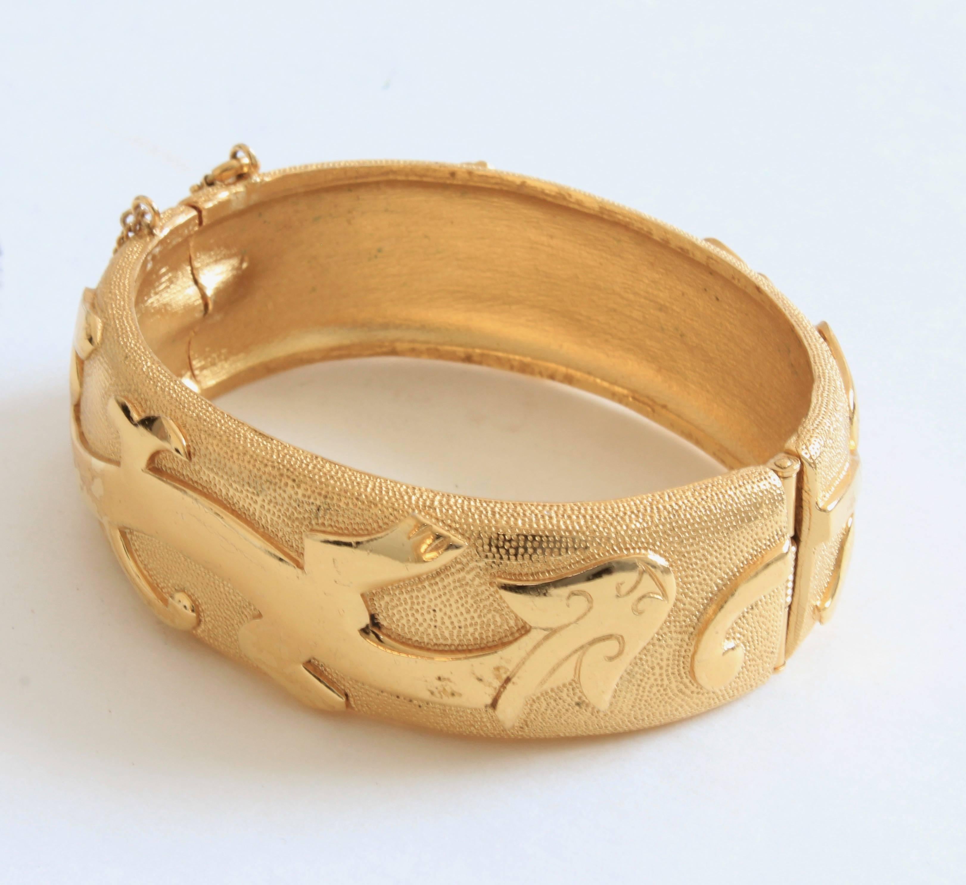Trifari Vintage Dragon Motif Polished Gold Metal Hinged Clamper Bracelet 1960s  In Good Condition In Port Saint Lucie, FL
