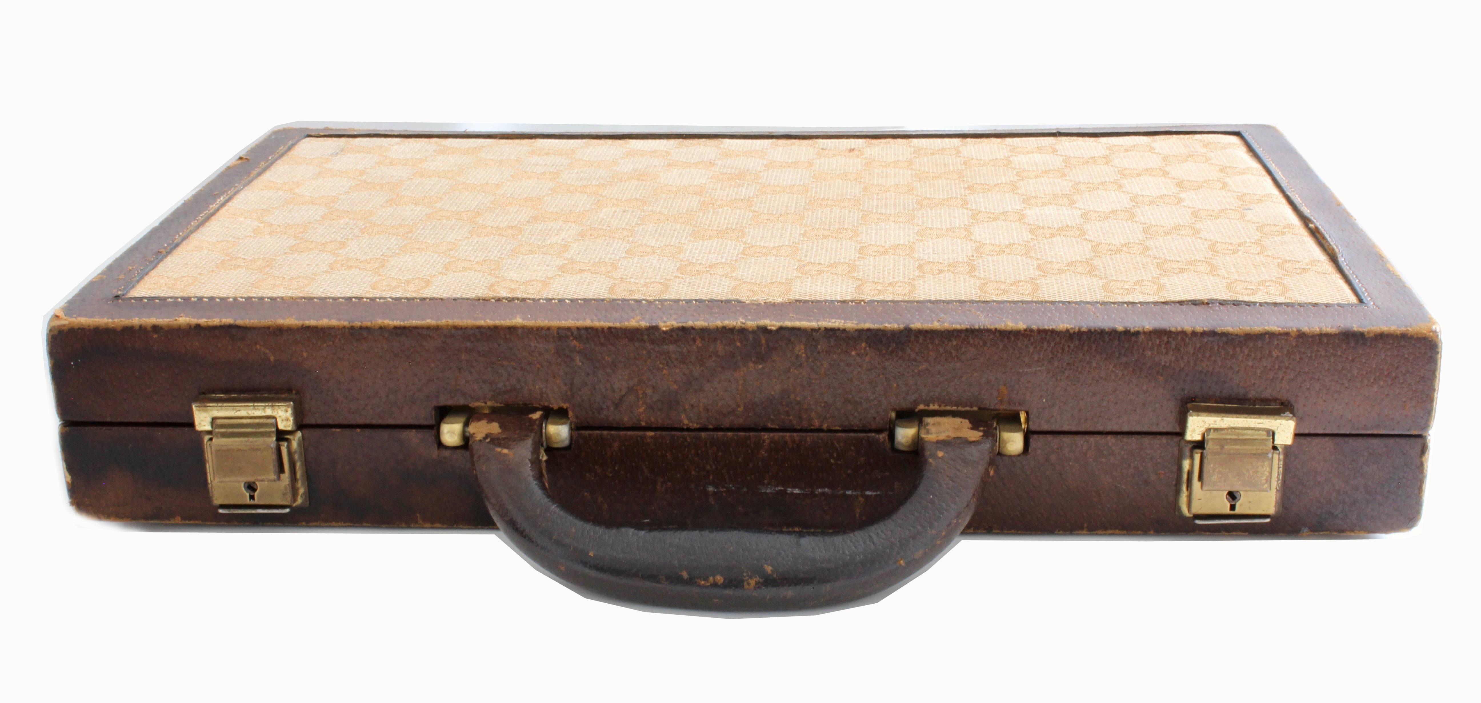  Vintage Gucci Travel Backgammon Set Rare GG Logo Canvas Leather Trims 1960s Unisexe 