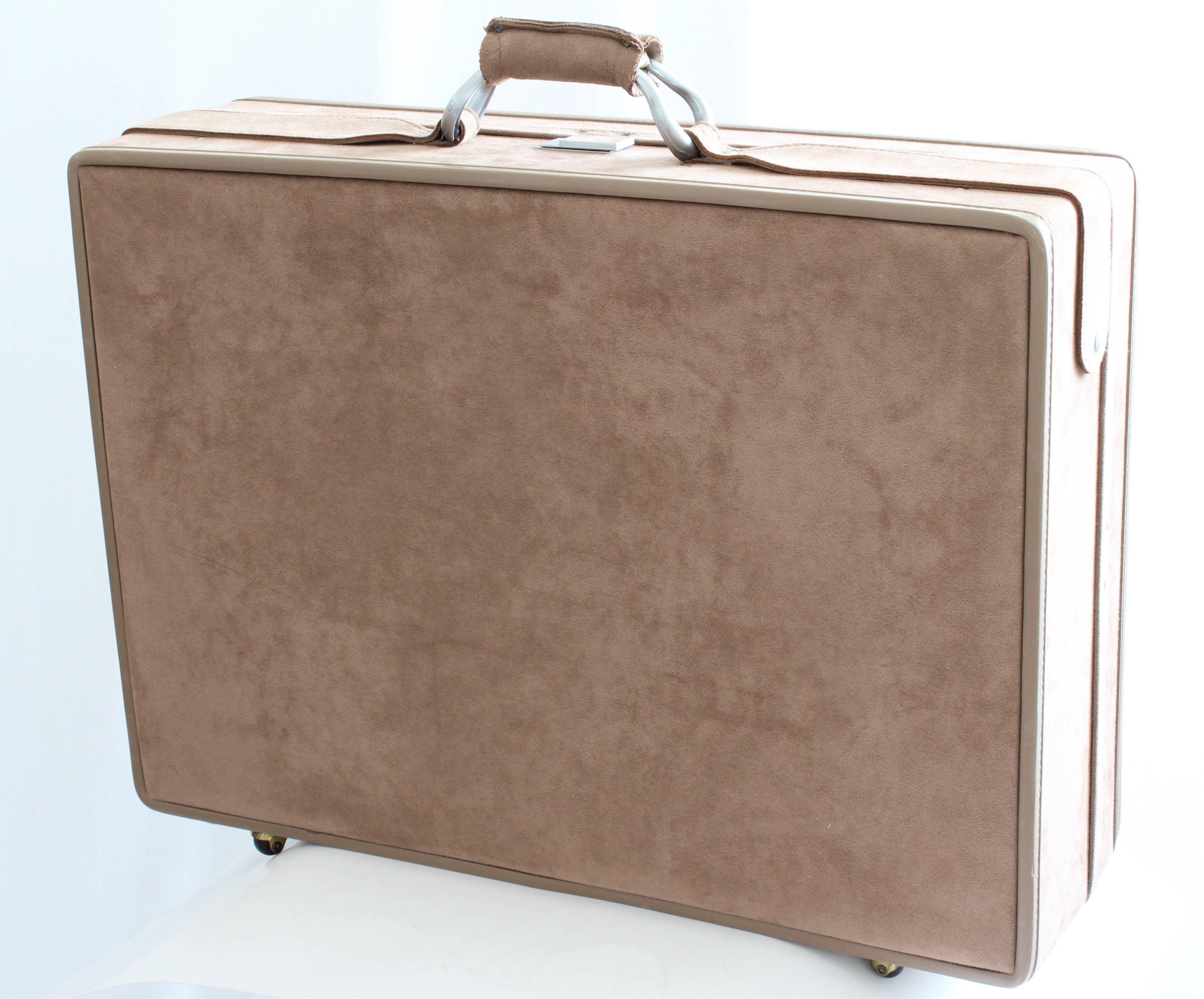 Halston for Hartmann Sueded 25 Inch Rolling Suitcase with Keys and Luggage Tag In Good Condition In Port Saint Lucie, FL