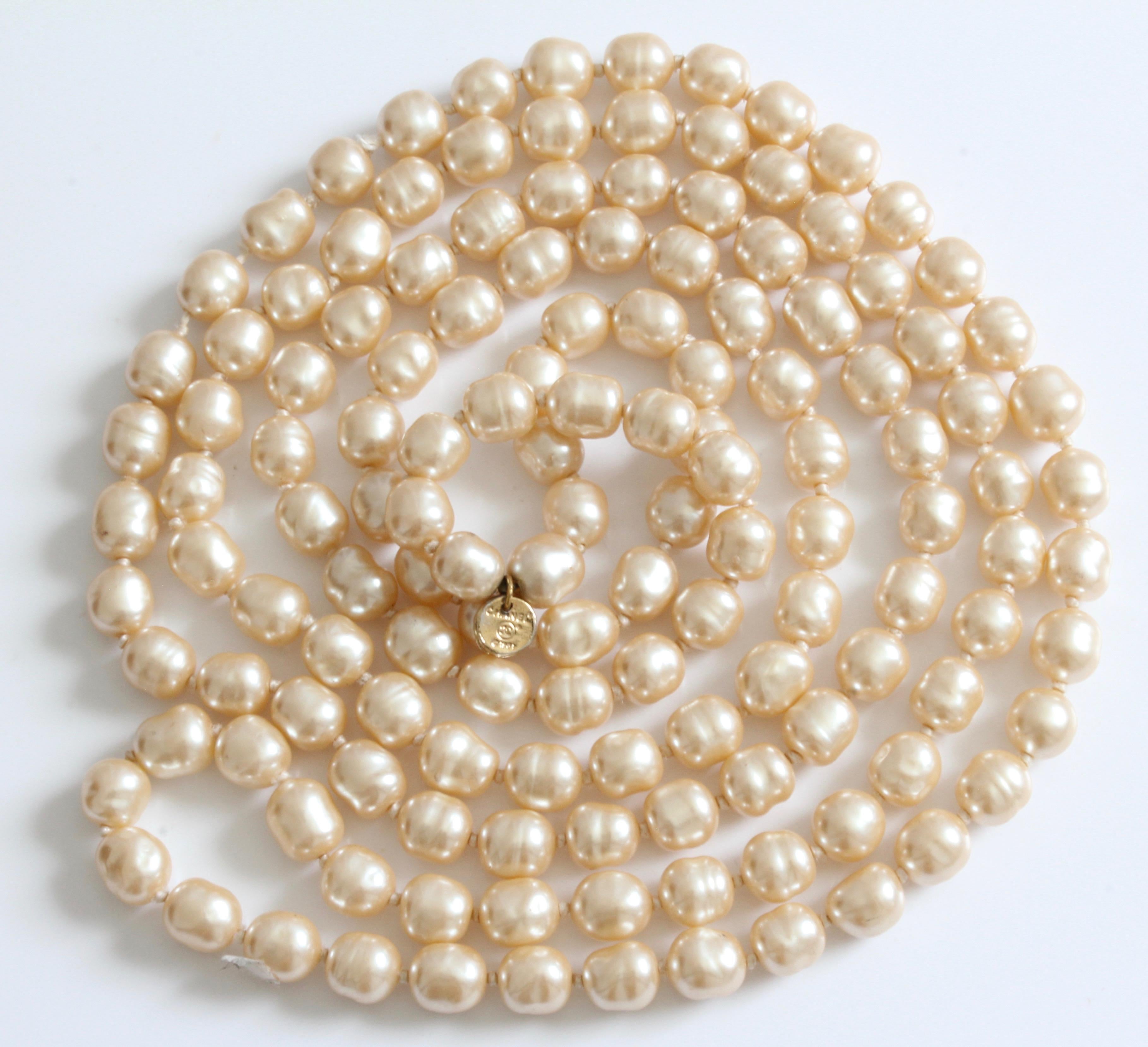 Chanel Opera Necklace Glass Pearl Sautoir Infinity 65 Inches 1980s  In Good Condition In Port Saint Lucie, FL