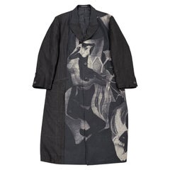 S/S2023 Yohji Yamamoto: bedruckter Leinenmantel aus der Modenschau