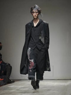 S/S2023 Yohji Yamamoto: bedruckter Leinenmantel aus der Modenschau