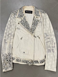 Balmain, colección primavera-verano 2011, diseñada por Christopher Decarnin: chaqueta de cuero con pasador de seguridad y estampado de bandera de la pasarela