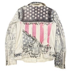 Balmain, colección primavera-verano 2011, diseñada por Christopher Decarnin: chaqueta de cuero con pasador de seguridad y estampado de bandera de la pasarela