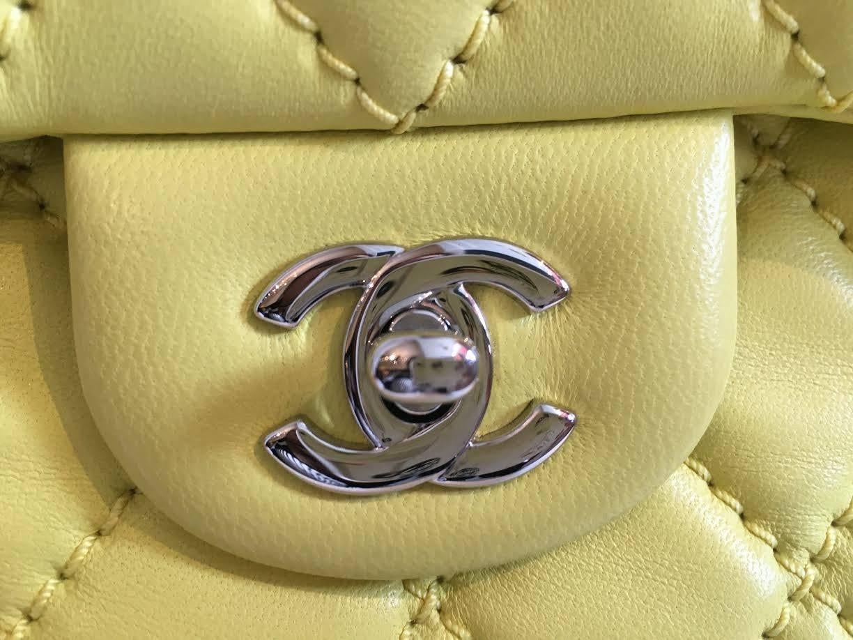 2014-2015 Chanel Lime Green classic shoulder bag In Good Condition For Sale In San Francisco, CA