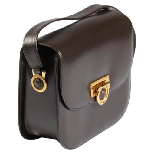Vintage Gianni Versace (1946-1997) Umhängetasche in sehr gutem Zustand.
Dunkelbraunes Leder mit Medusa-Logo-Verschluss.

Abmessungen 23cm x 20cm x 9,00 cm 
(11,40 Zoll x 7,90 Zoll x 3,50 Zoll)

