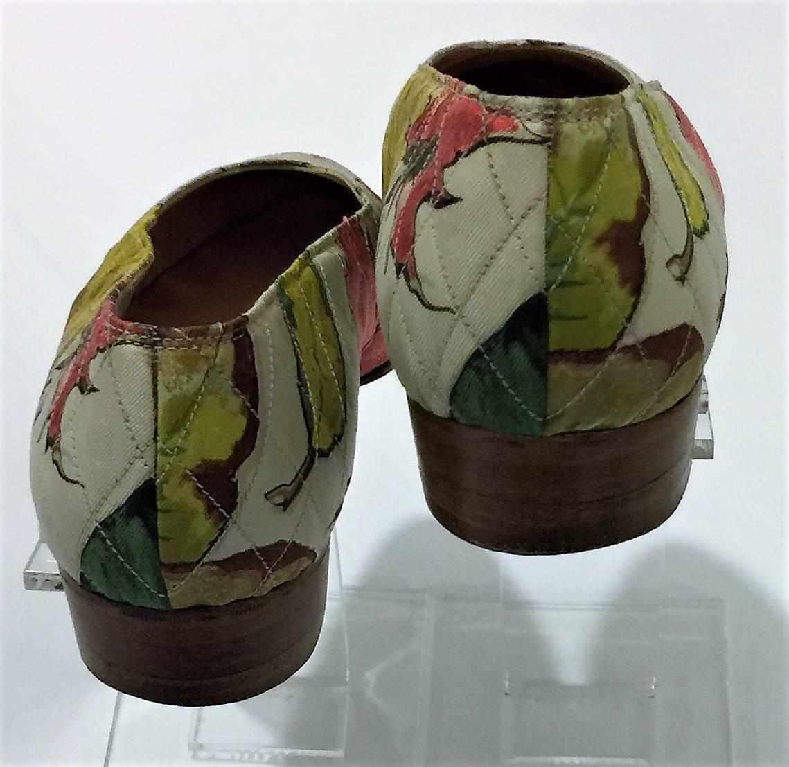 Hermes Ballet Pumps ‘Tourbillon’ a signature print by Christine Vauzelles for Hermes. Vintage 1985.  Made in France.  100% Silk Quilted Silk; Leather Lined; Leather Sole; Flat Stacked Heel.  Small fit EU 39E.  Colors are Multi Red/Green/Gold. Very