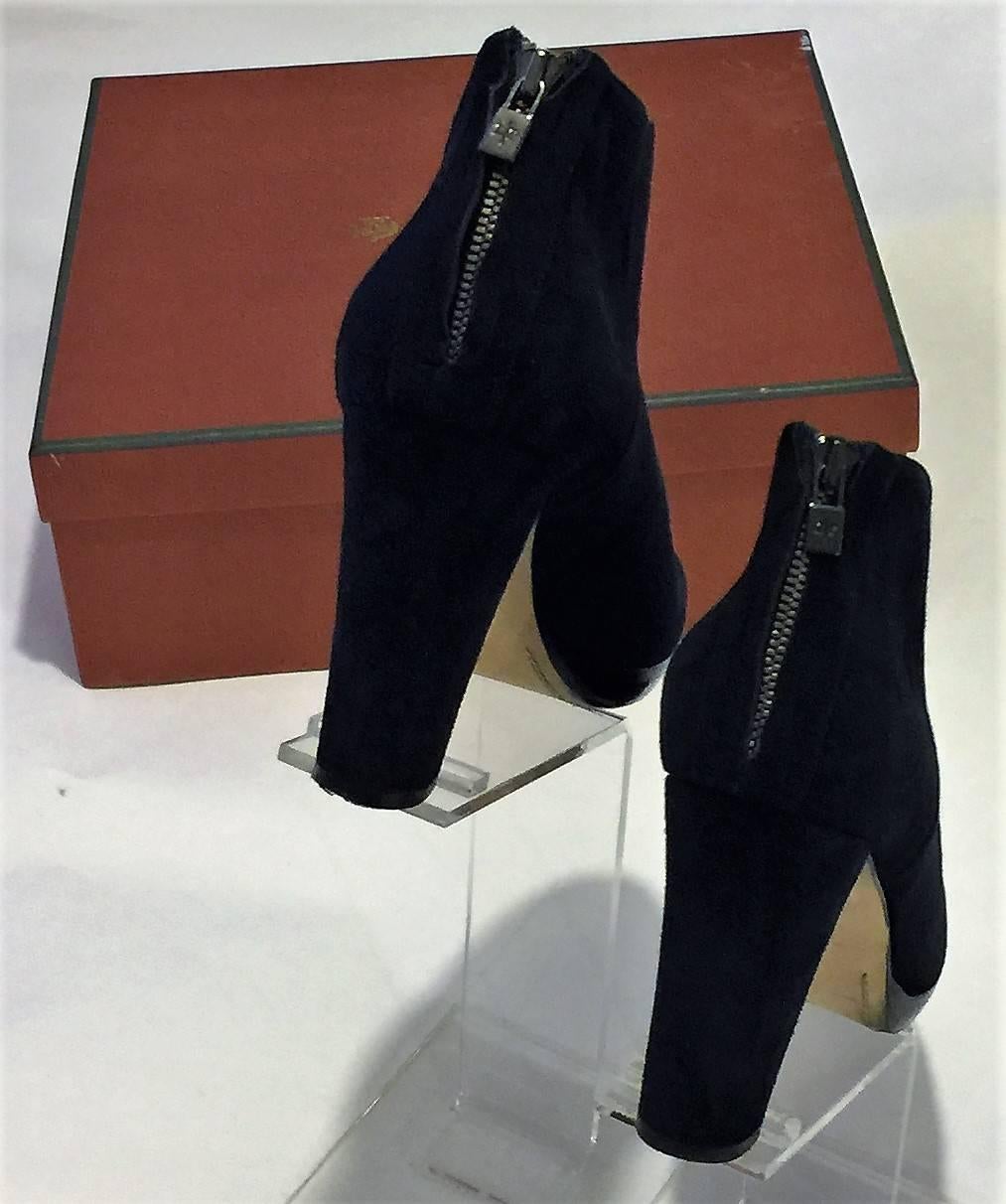 Loro Piana ‘Charlene’ Ankle Boots. Size EU 39.  Expertly crafted in Italy from butter-soft rich navy suede with a comfortable block heel.  Very feminine ankle boots lined in nappa kidskin.  The perfect complement to city and country wear ensembles. 