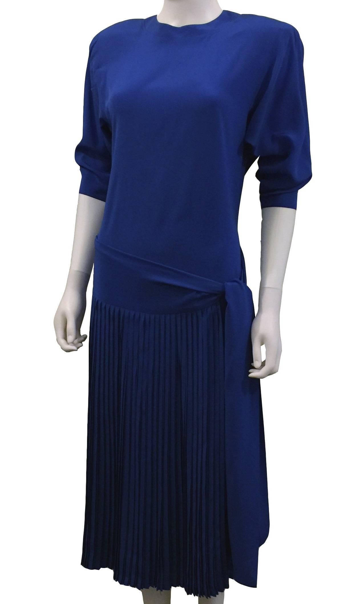 Size EU38
Gianfranco Ferré - Stunning blue silk two piece 100% Pure Silk Vintage Dress with Pleated Over-Skirt.  High quality silk. - ¾ sleeves. Size 38. Designed by Gianfranco Ferré .  Very Good condition.  This dress is from the Ferre