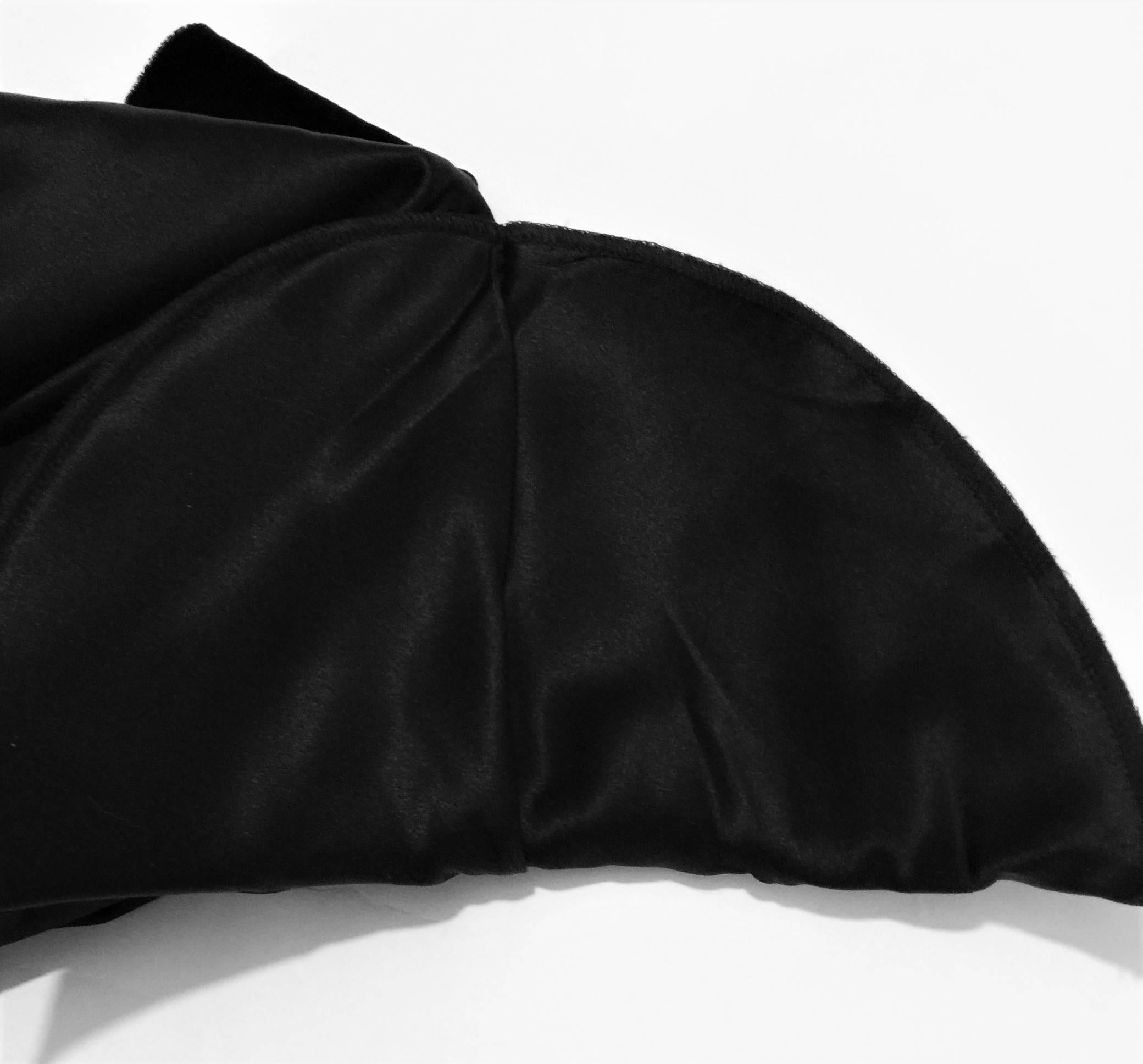 La Perla Vintage Black Velvet Full Length Robe.   For Sale 2