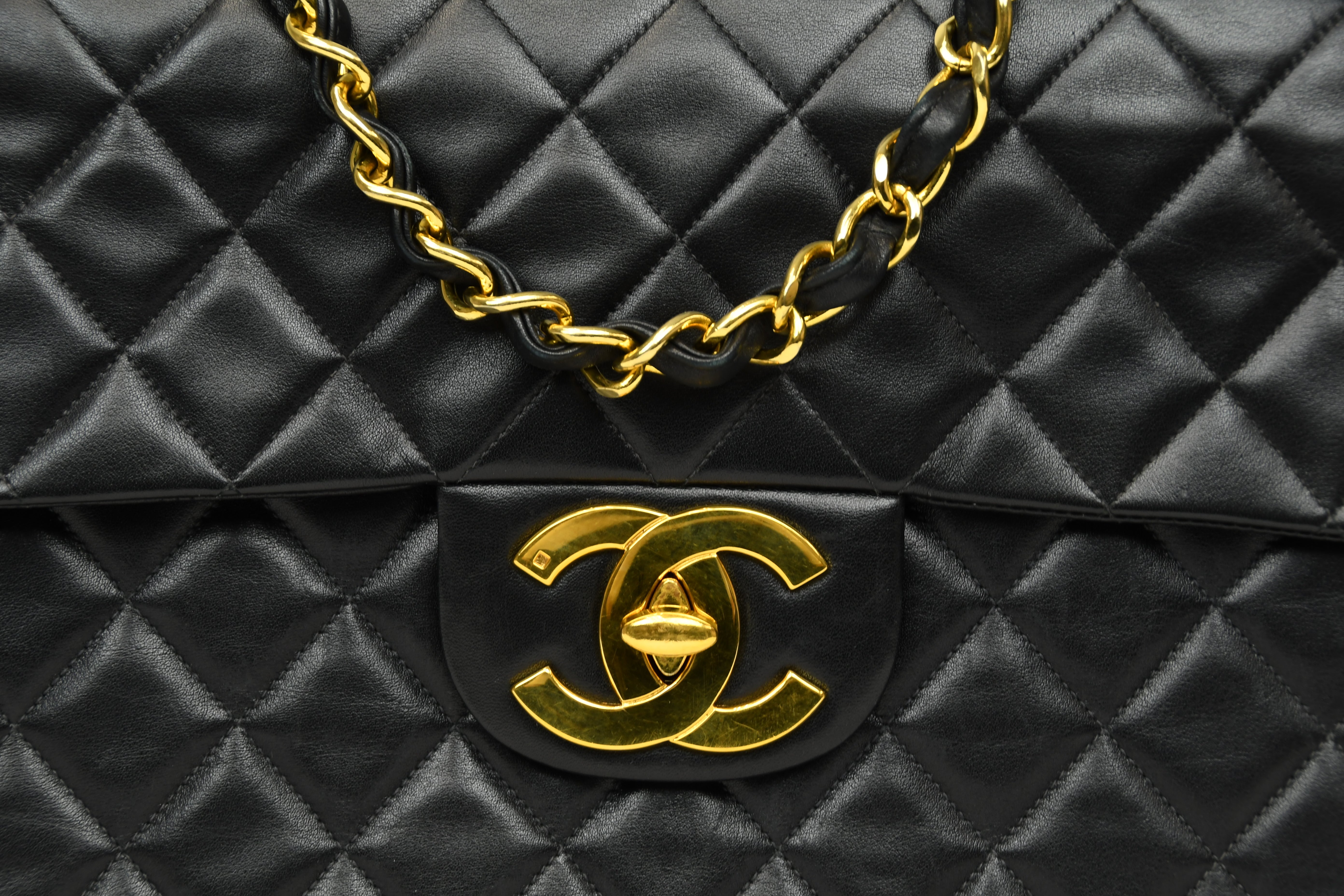 Una sorprendente versione oversize dell'iconica silhouette di Chanel, questa Classic XL Single Flap Bag è realizzata in morbida pelle di agnello nera con l'inconfondibile trapuntatura a rombi e un lussuoso interno in pelle bordeaux. La parte