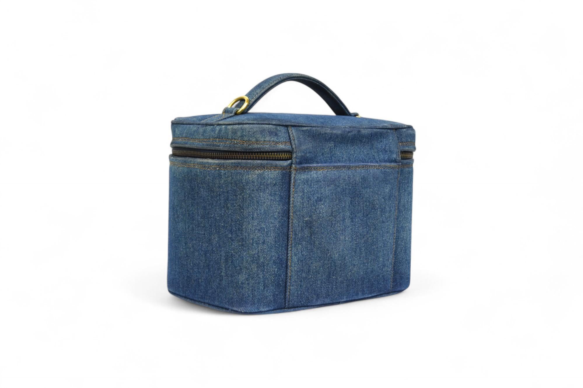 Bleu Vanity Case Chanel 90s Denim Monogram Logo, Structured Box Style en vente