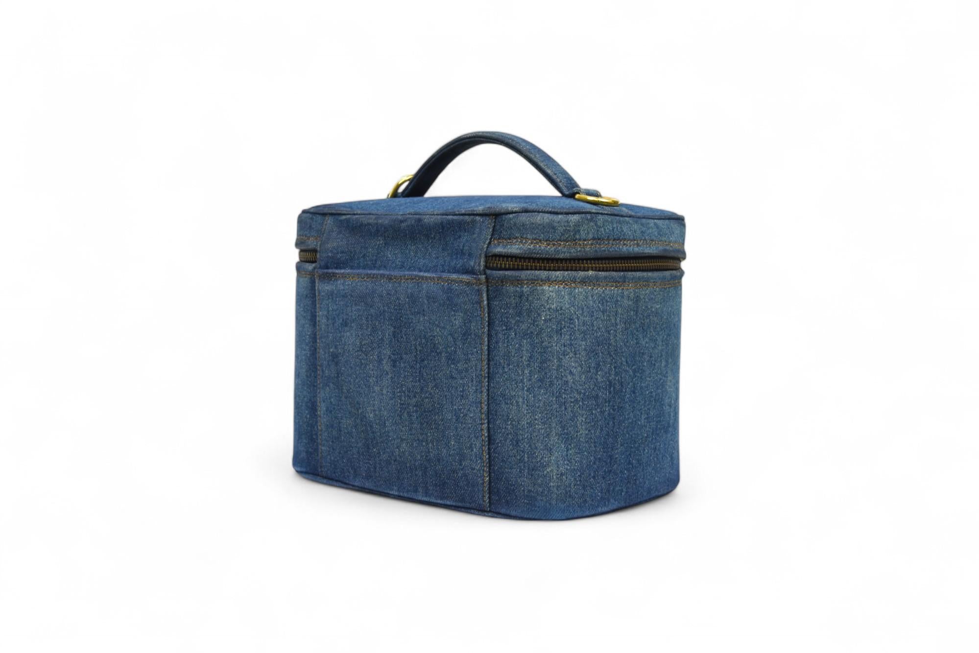 Vanity Case Chanel 90s Denim Monogram Logo, Structured Box Style Bon état - En vente à West Hartford, CT