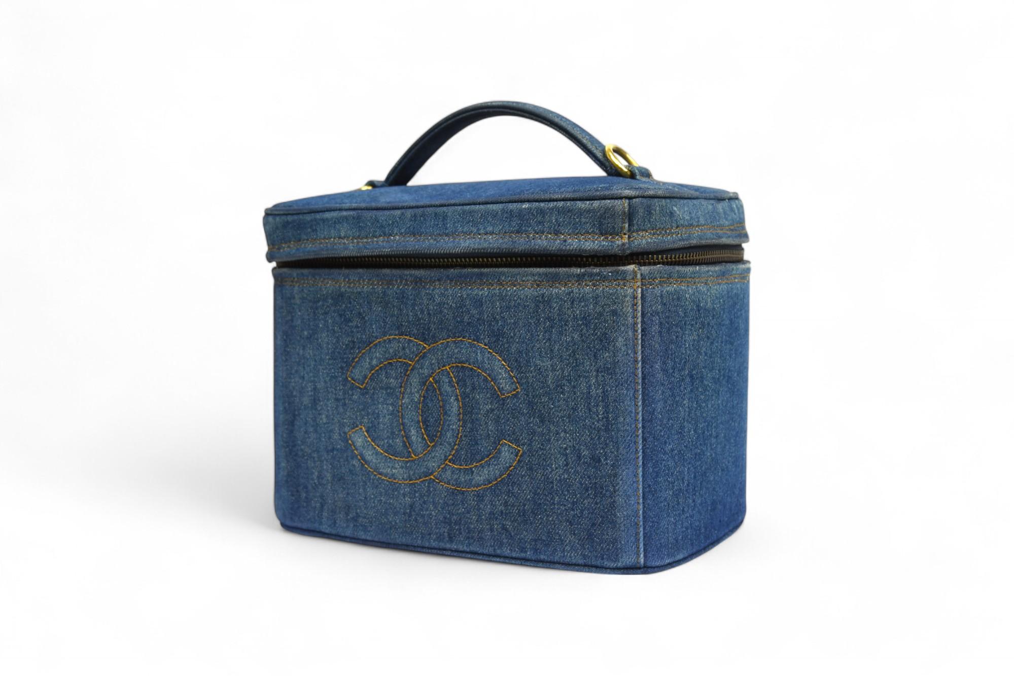 Vanity Case Chanel 90s Denim Monogram Logo, Structured Box Style en vente 2
