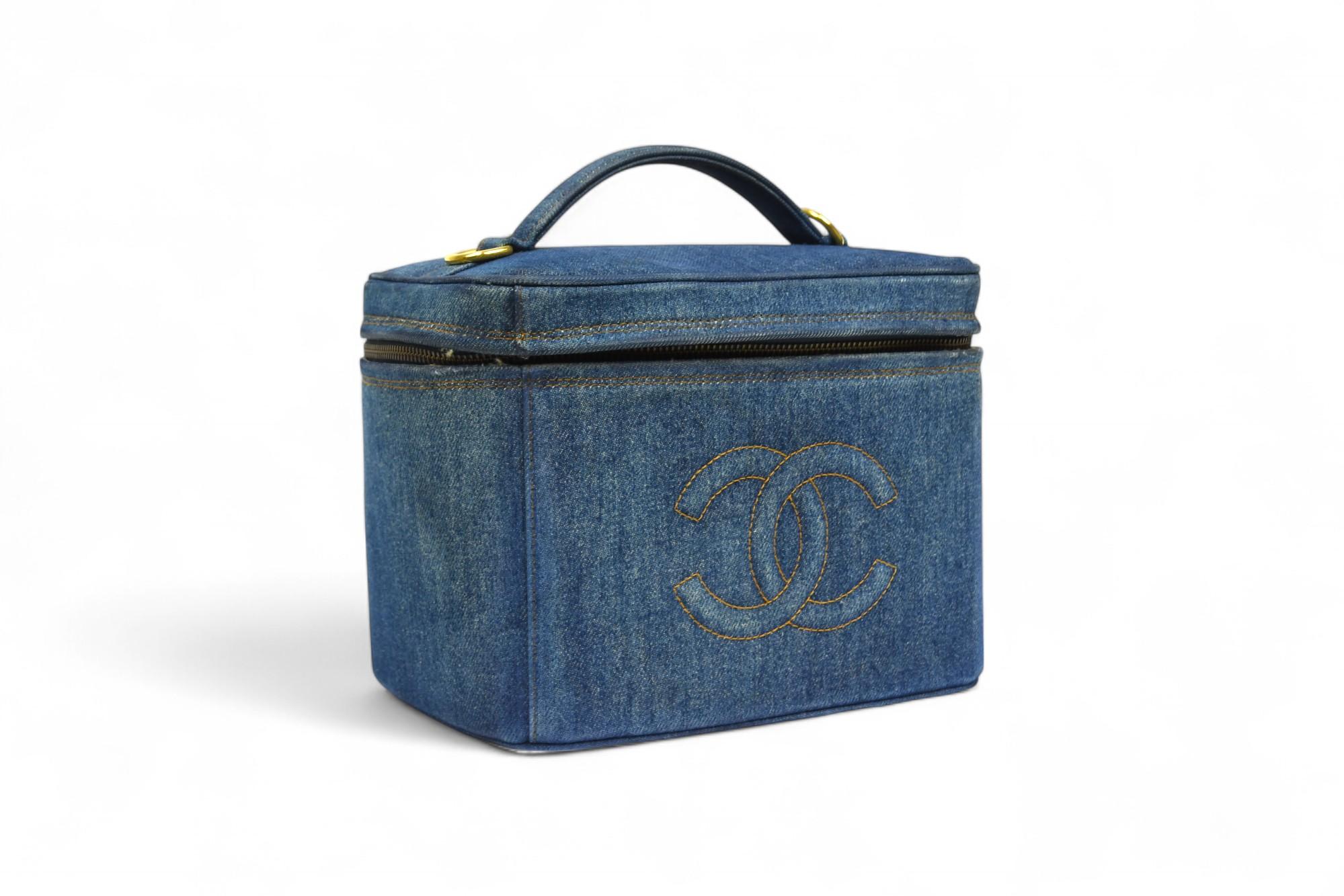 Vanity Case Chanel 90s Denim Monogram Logo, Structured Box Style Pour femmes en vente