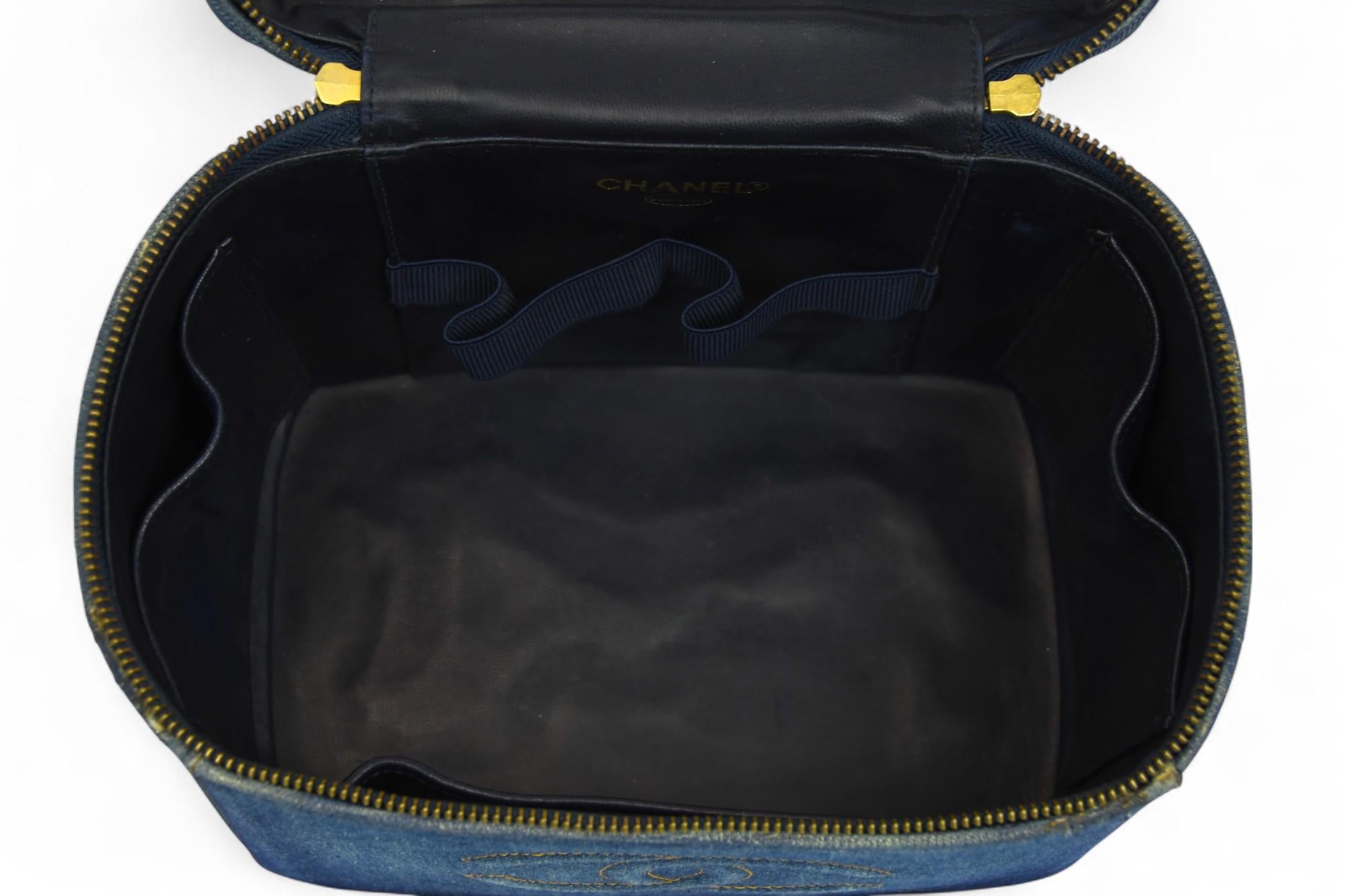 Vanity Case Chanel 90s Denim Monogram Logo, Structured Box Style en vente 8