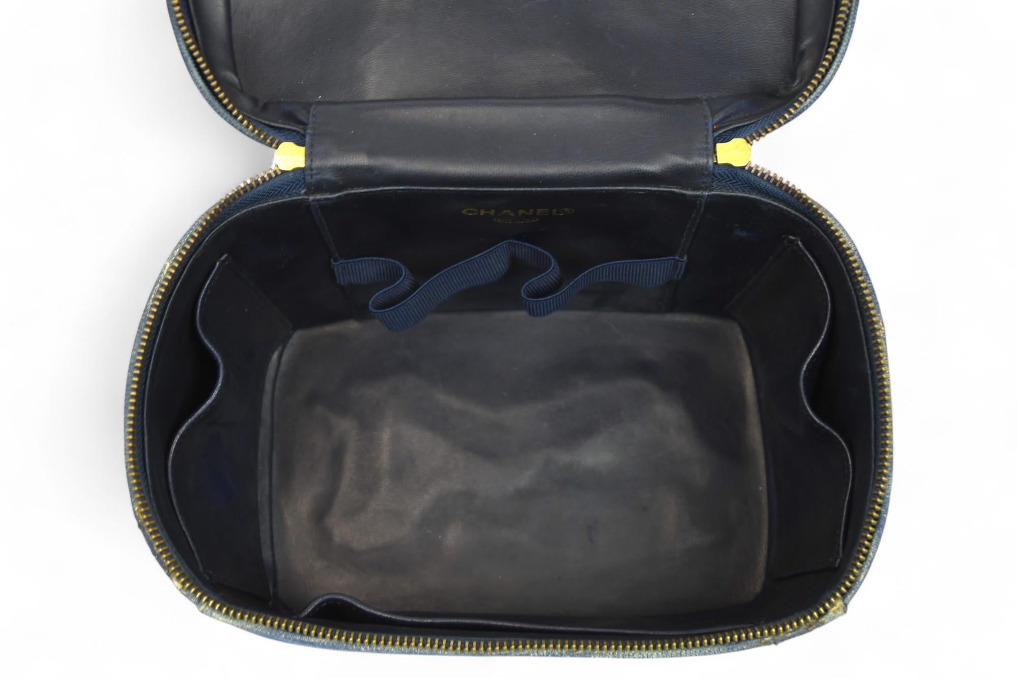 Vanity Case Chanel 90s Denim Monogram Logo, Structured Box Style en vente 9