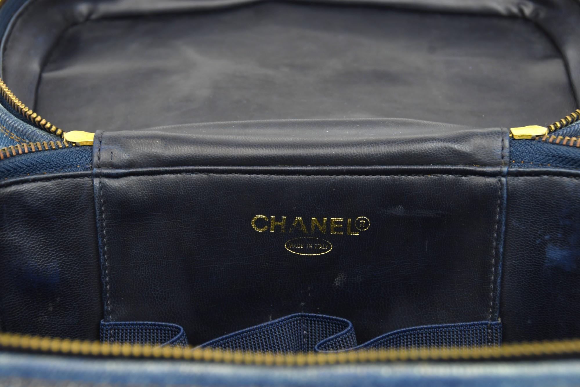 Vanity Case Chanel 90s Denim Monogram Logo, Structured Box Style en vente 10