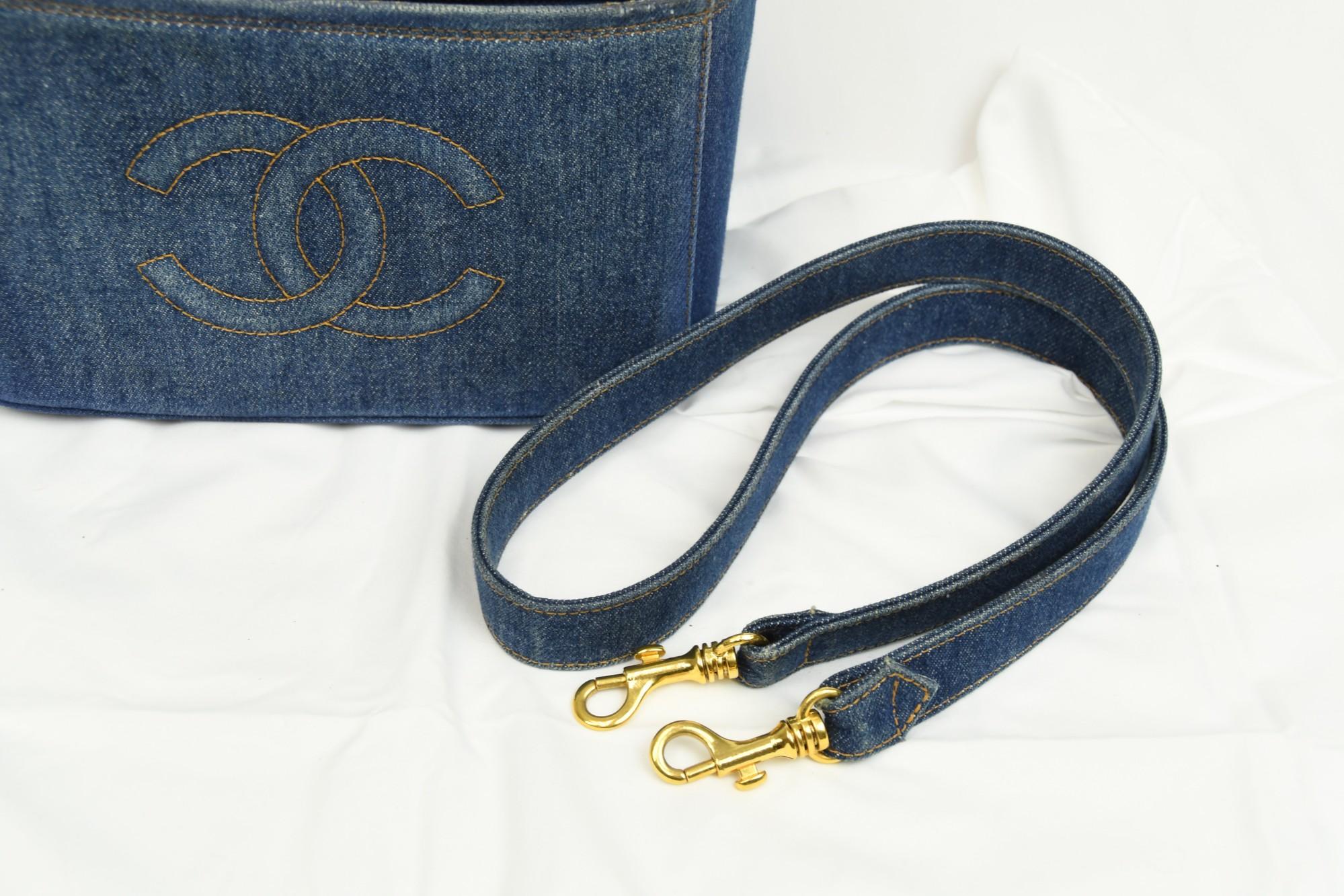 Vanity Case Chanel 90s Denim Monogram Logo, Structured Box Style en vente 12