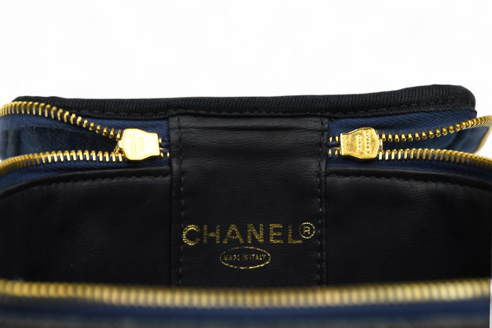Chanel 90s Denim Vanity Case Monogram In condizioni buone in vendita a West Hartford, CT