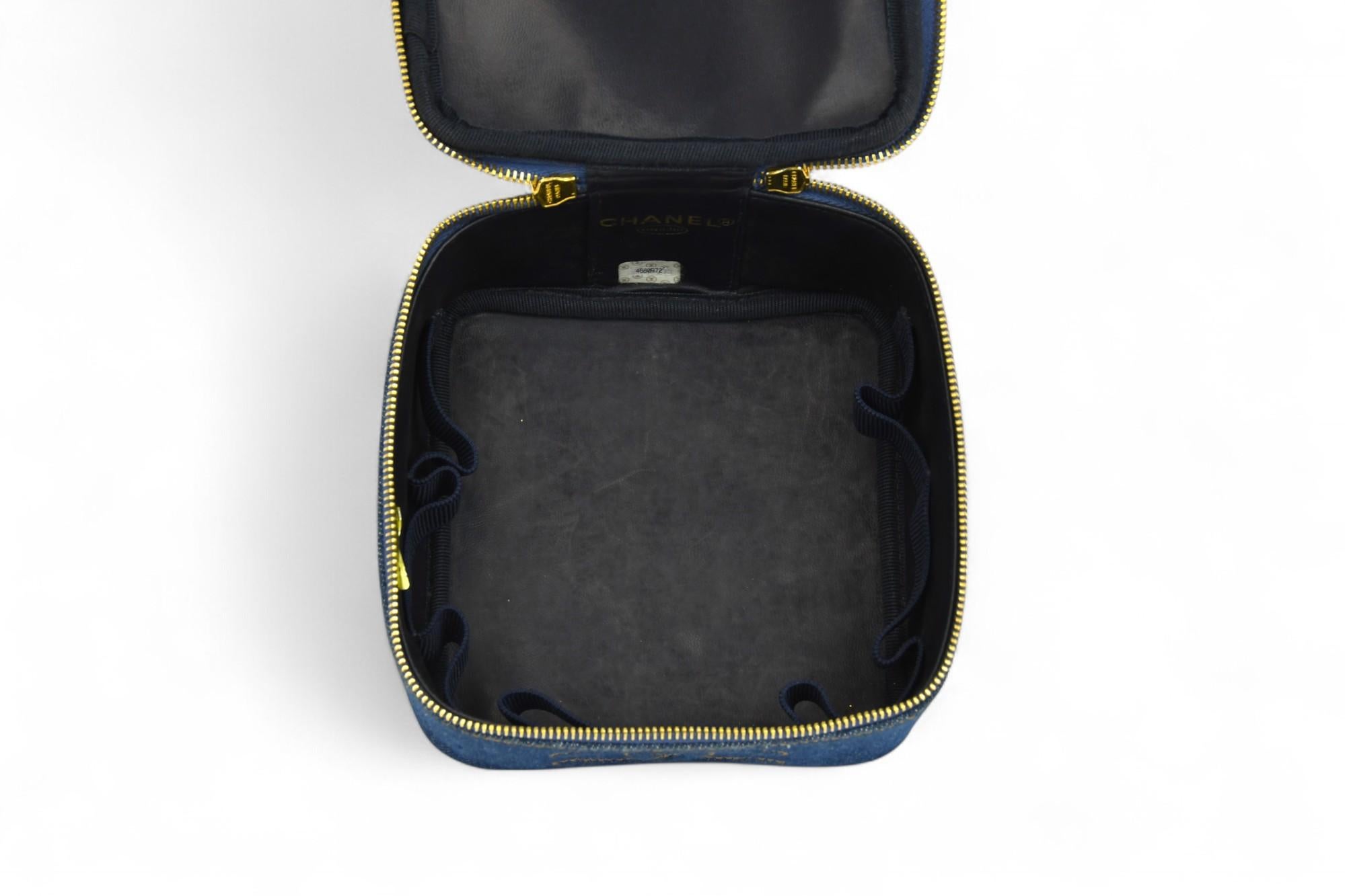 Chanel 90s Denim Vanity Case Monogram in vendita 1
